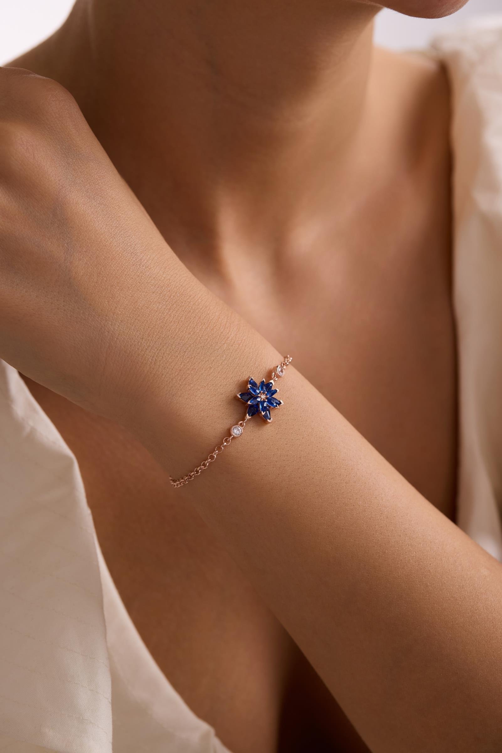 925 Ayar Gümüş Rose Kaplama Doç Zincirli Mavi Taşlı Lotus Çiçeği Bileklik