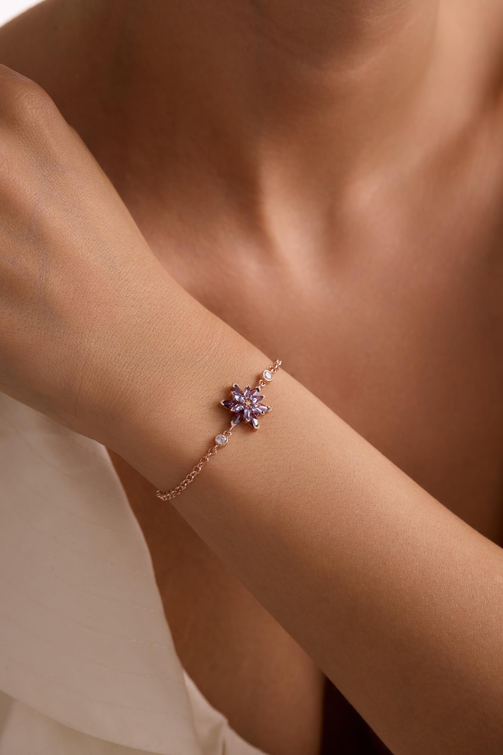 925 Ayar Gümüş Rose Kaplama Doç Zincirli Mor Taşlı Lotus Çiçeği Bileklik