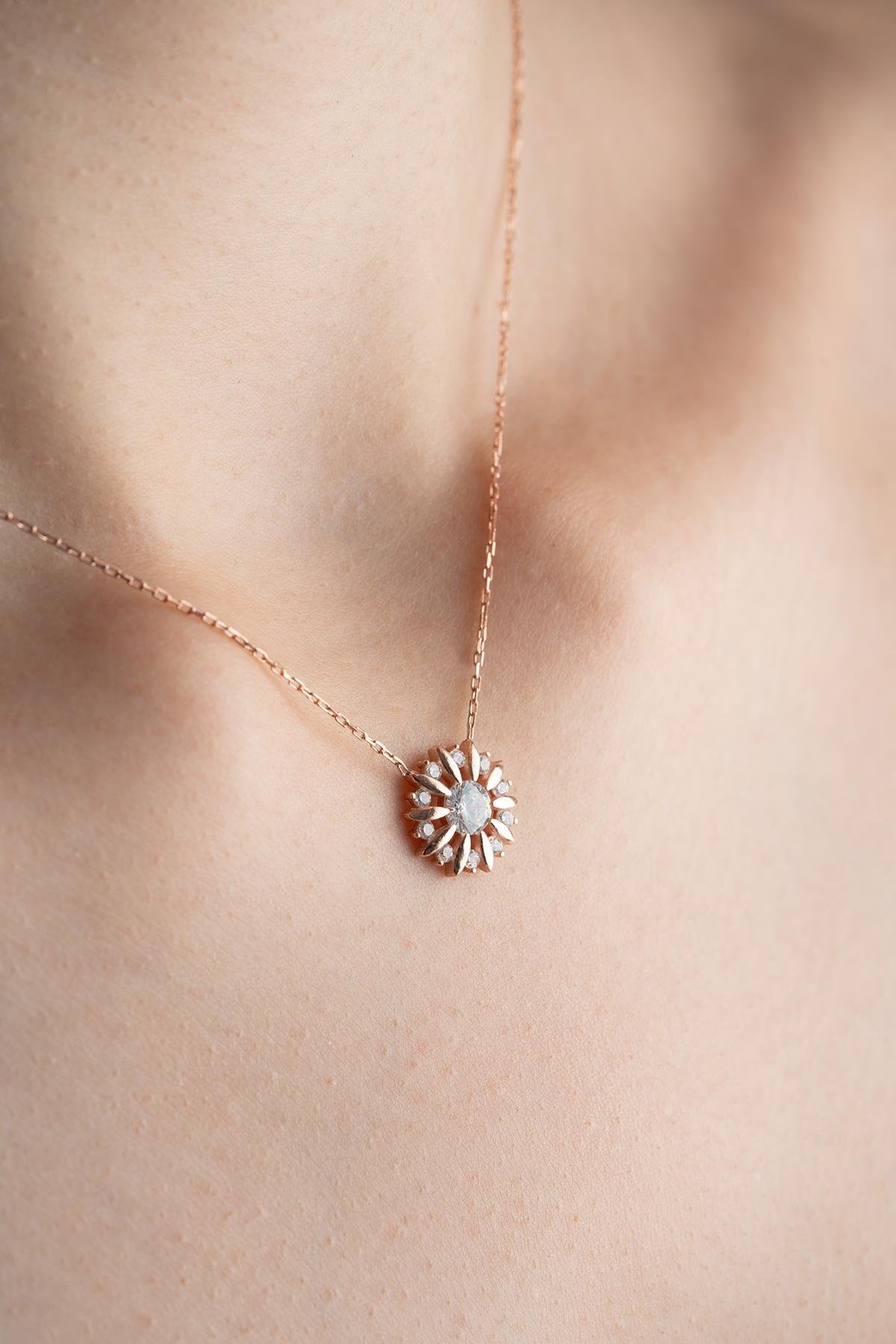 925 Ayar Gümüş Rose Kaplama Işıltılı Tektaş Güneş Kolye