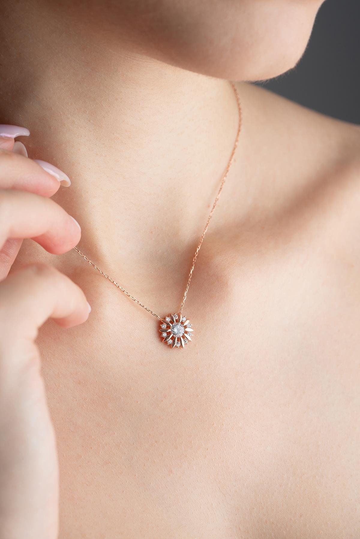 925 Ayar Gümüş Rose Kaplama Işıltılı Tektaş Güneş Kolye