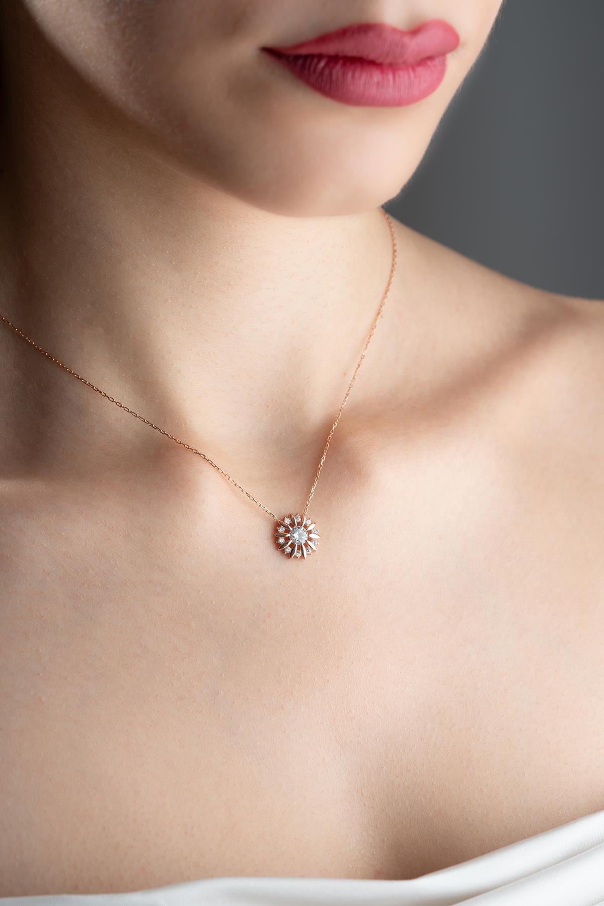 925 Ayar Gümüş Rose Kaplama Işıltılı Tektaş Güneş Kolye