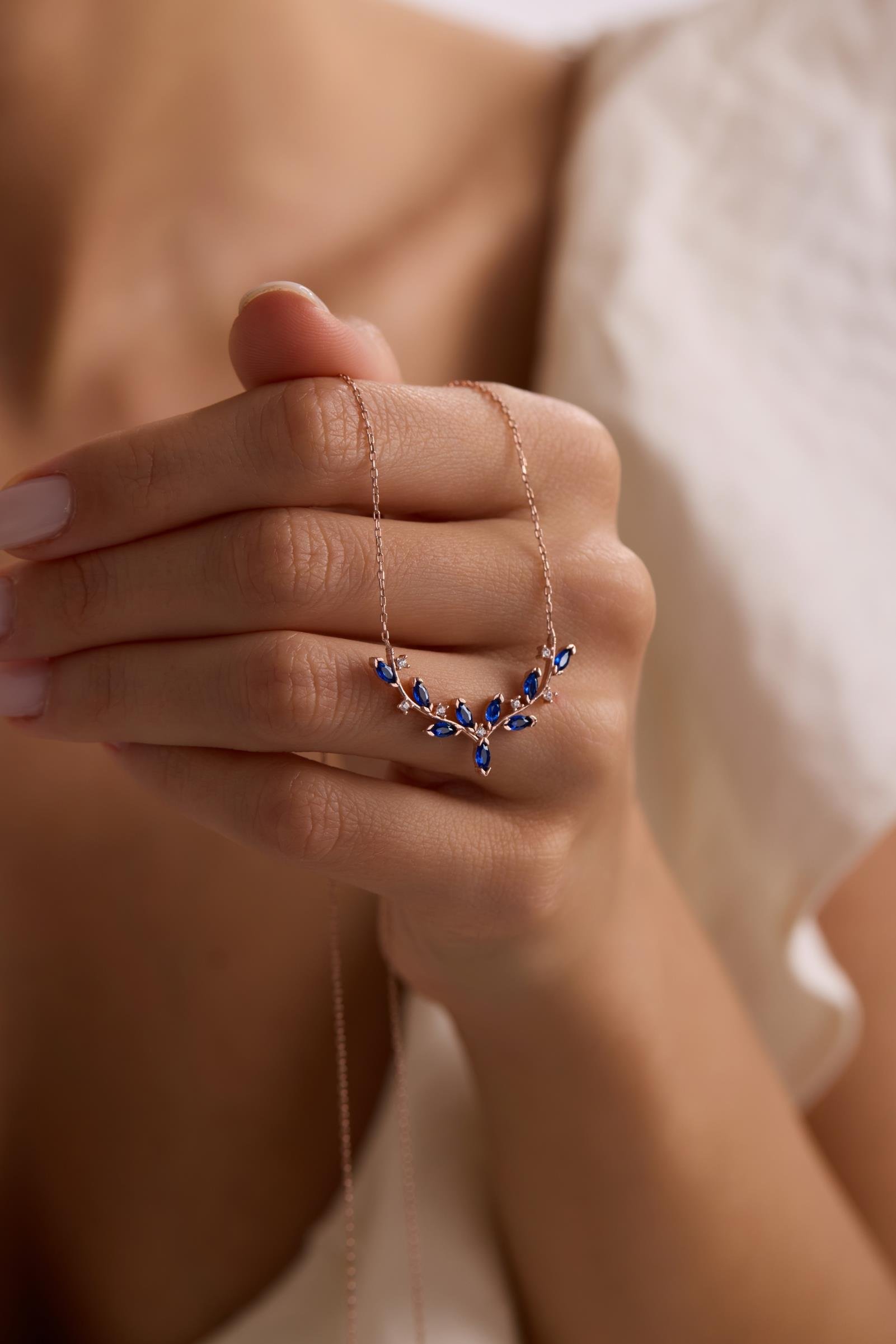 925 Ayar Gümüş Rose Kaplama Mavi Mekik Taşlı Zarif Sarmaşık Kolye