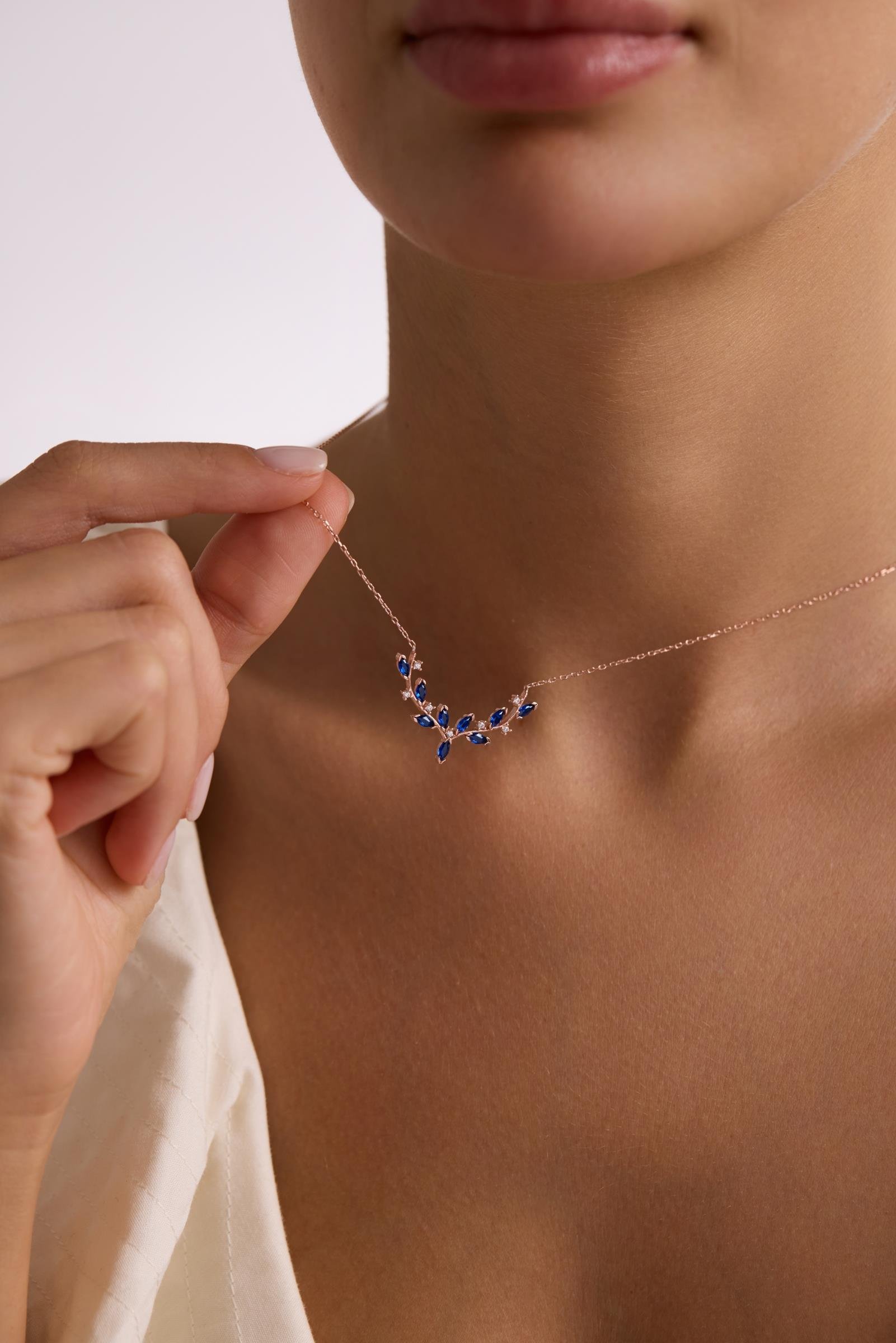 925 Ayar Gümüş Rose Kaplama Mavi Mekik Taşlı Zarif Sarmaşık Kolye