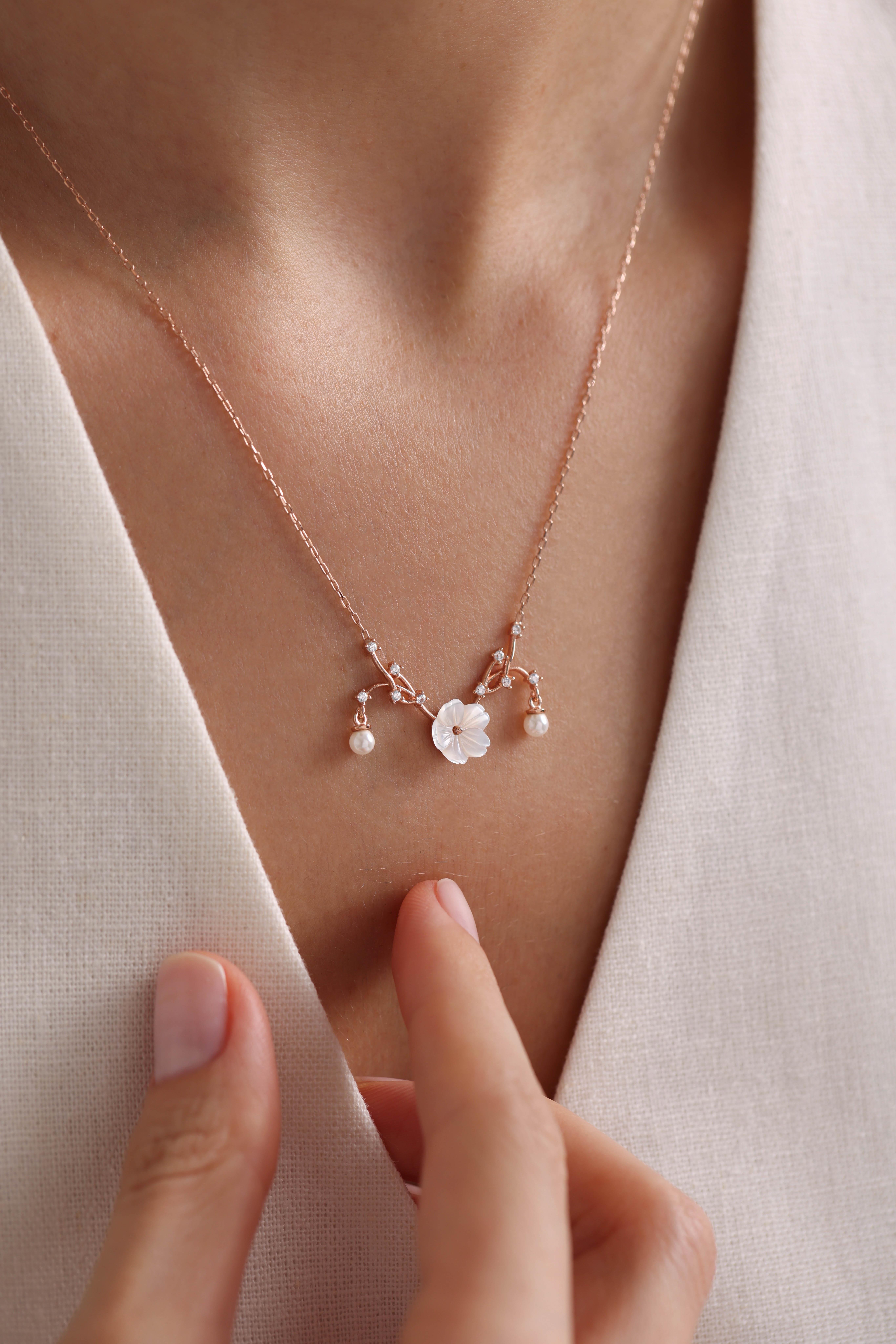 925 Ayar Gümüş Rose Kaplama Minik İncili Manolya Çiçeği Kolye