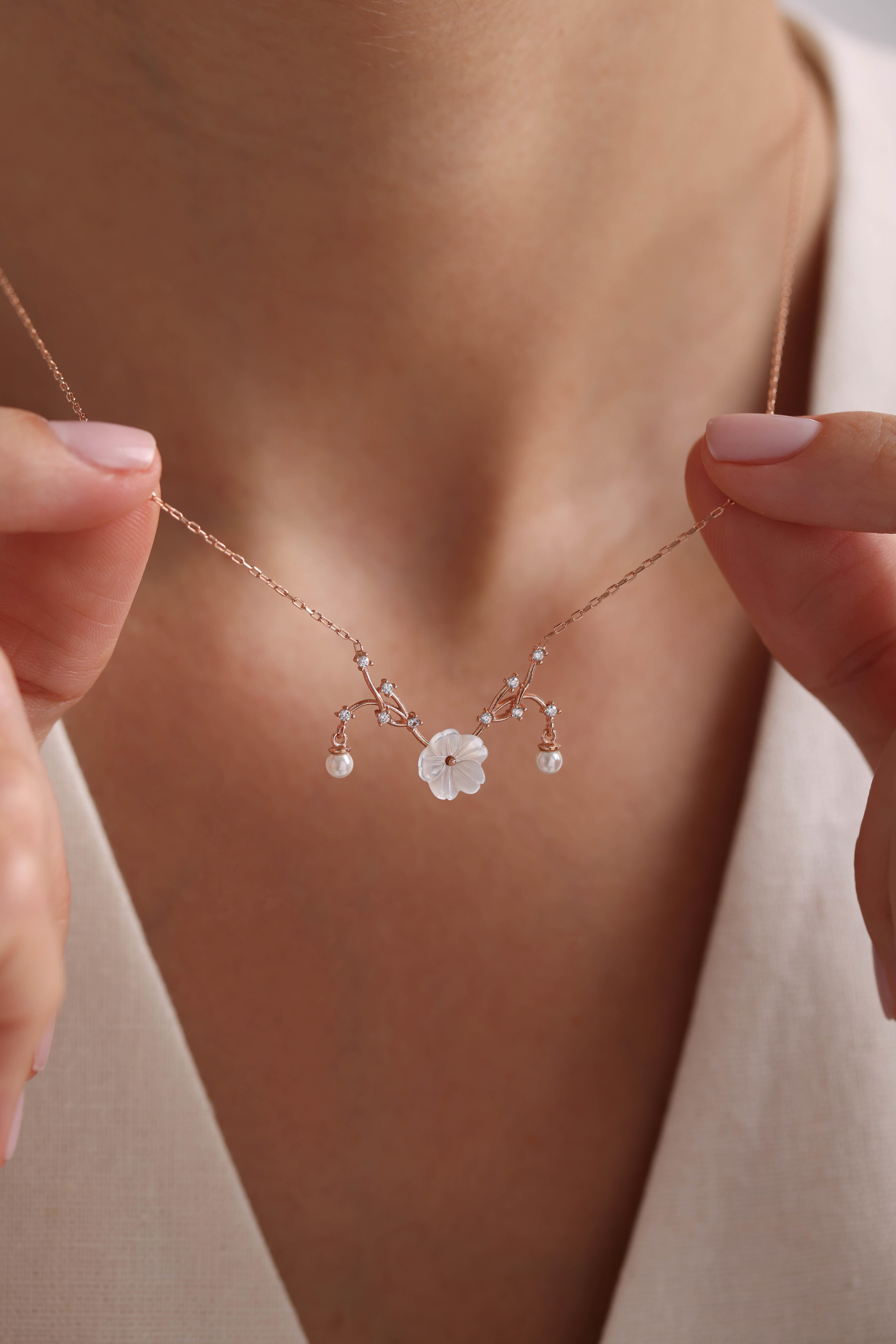 925 Ayar Gümüş Rose Kaplama Minik İncili Manolya Çiçeği Kolye