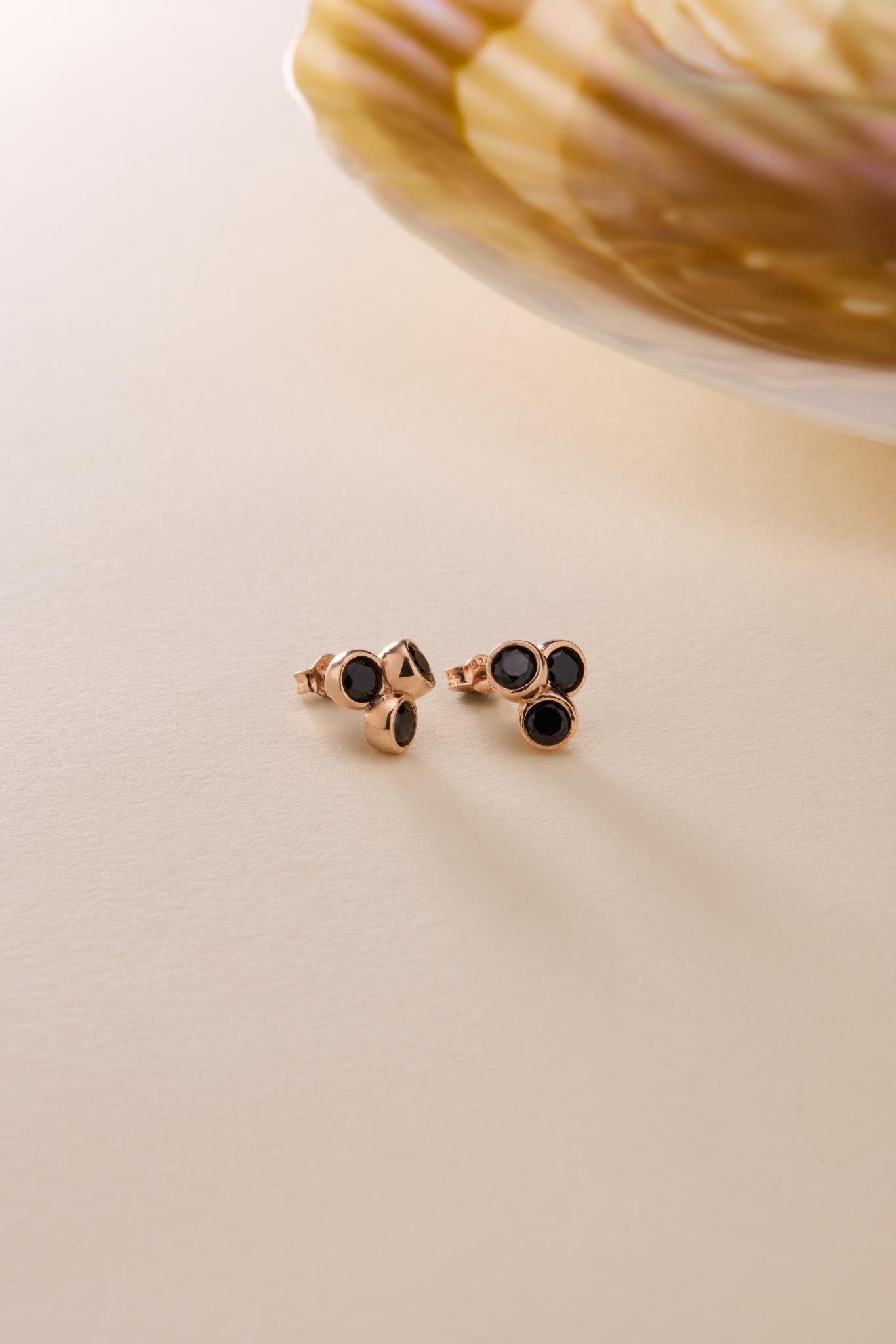 925 Ayar Gümüş Rose Kaplama Pırlanta Model 3'Lü Siyah Taşlı Küpe