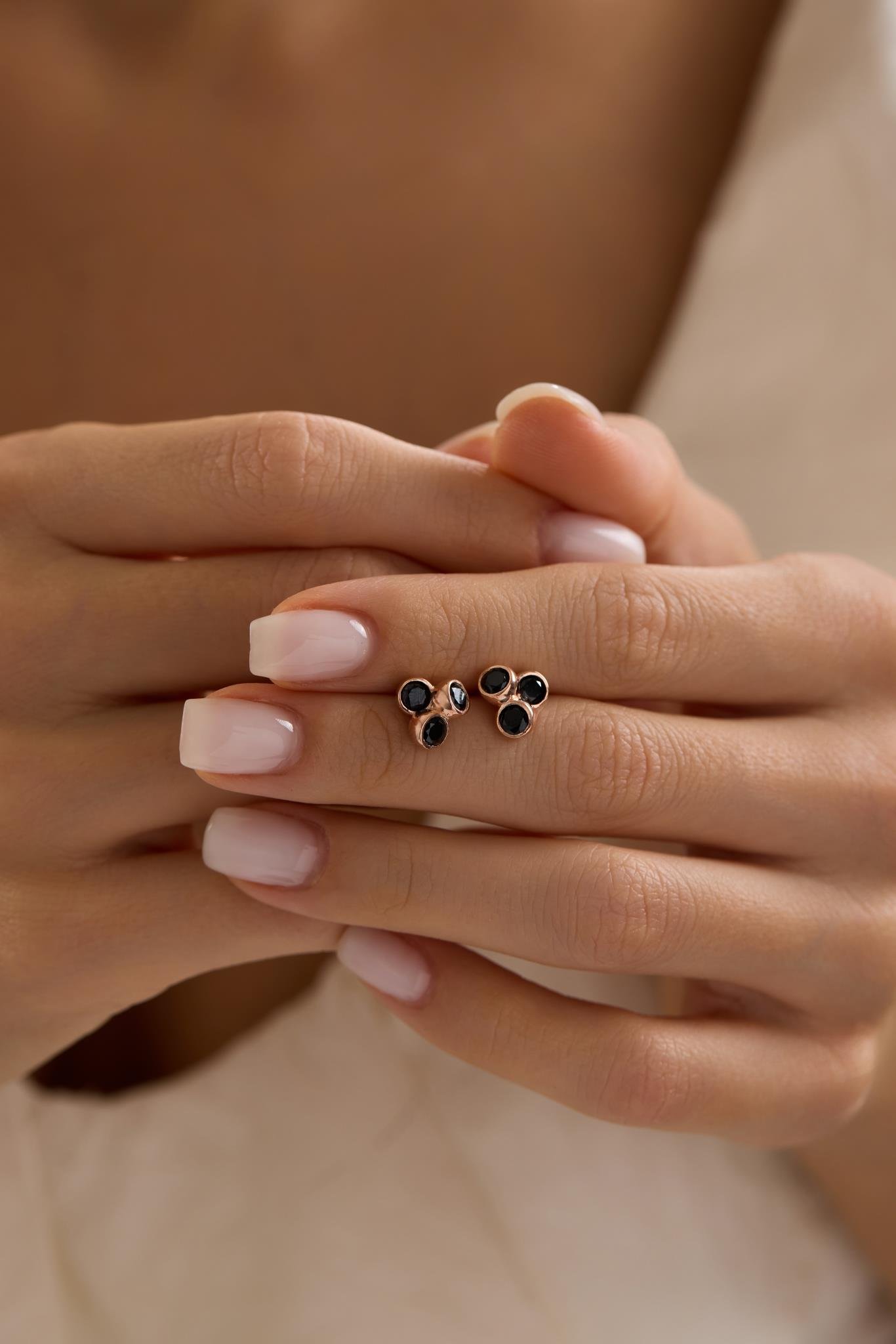 925 Ayar Gümüş Rose Kaplama Pırlanta Model 3'Lü Siyah Taşlı Küpe