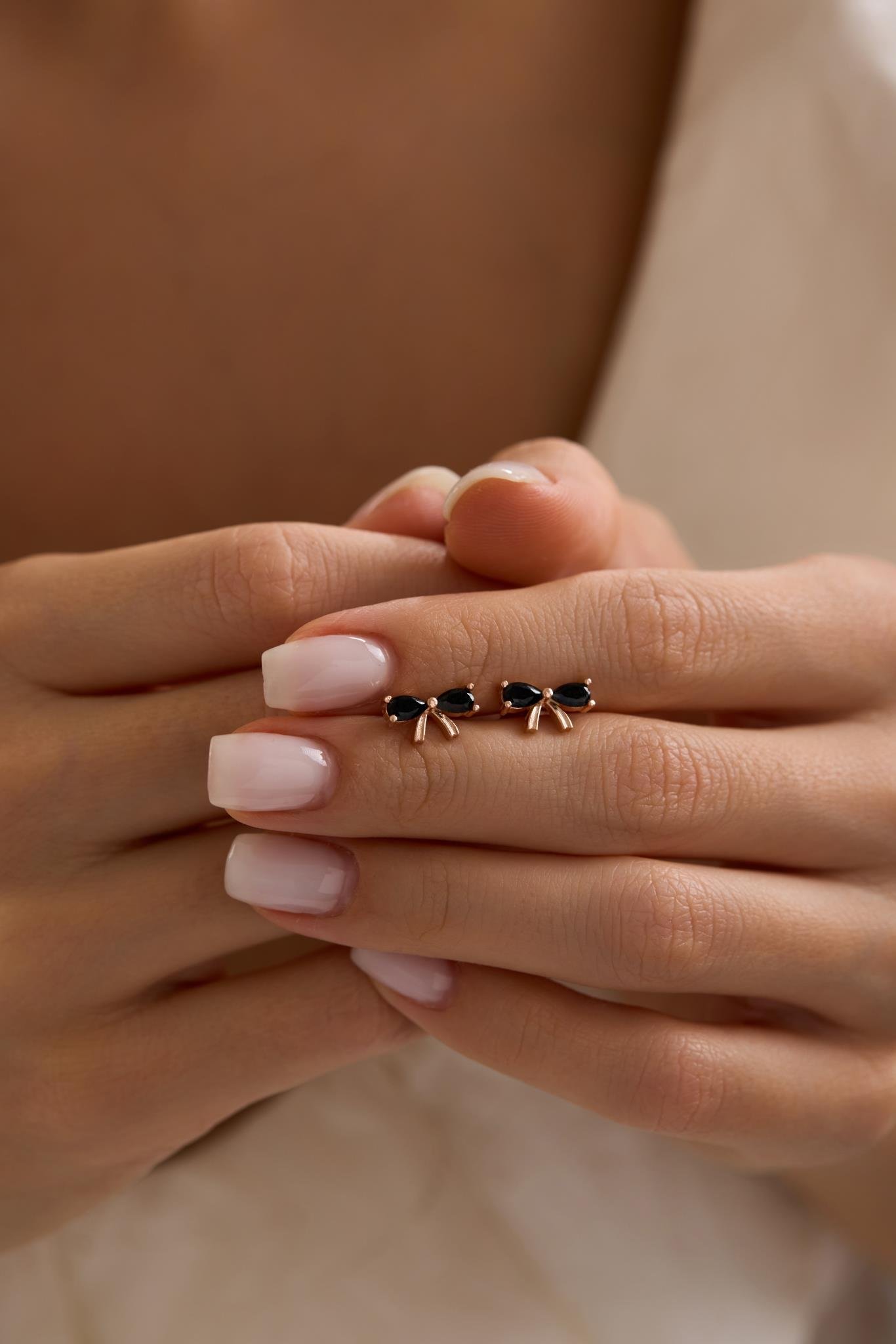 925 Ayar Gümüş Rose Kaplama Siyah Taşlı Papyon Model Küpe