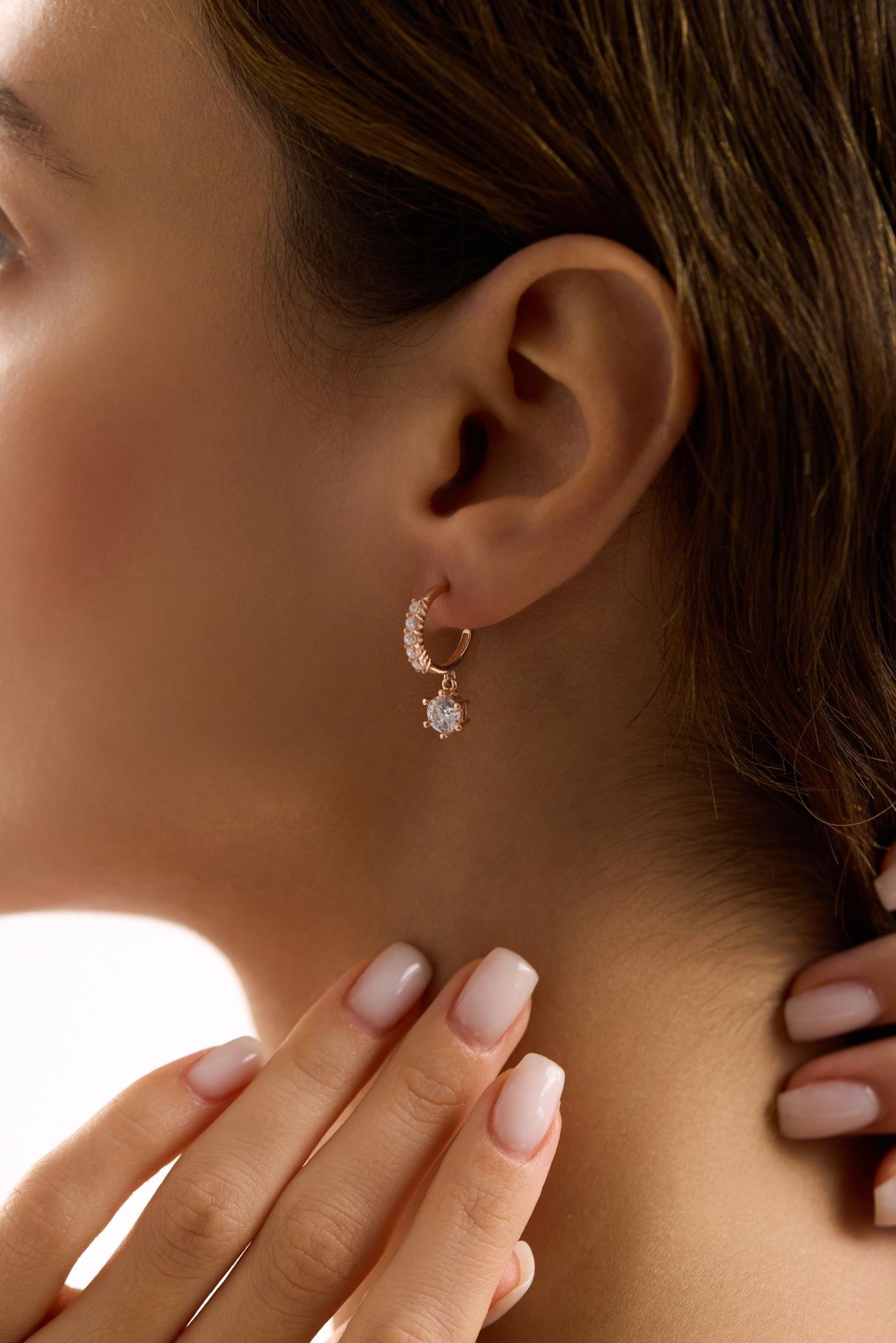 925 Ayar Gümüş Rose Kaplama Tektaş Sallantılı Yarım Tur Küpe