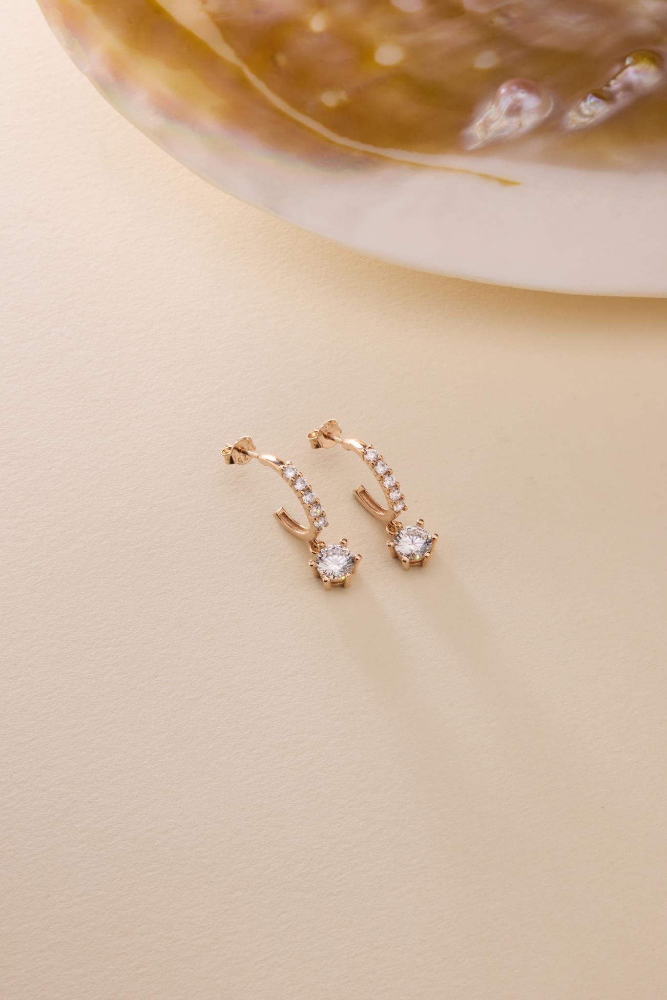 925 Ayar Gümüş Rose Kaplama Tektaş Sallantılı Yarım Tur Küpe