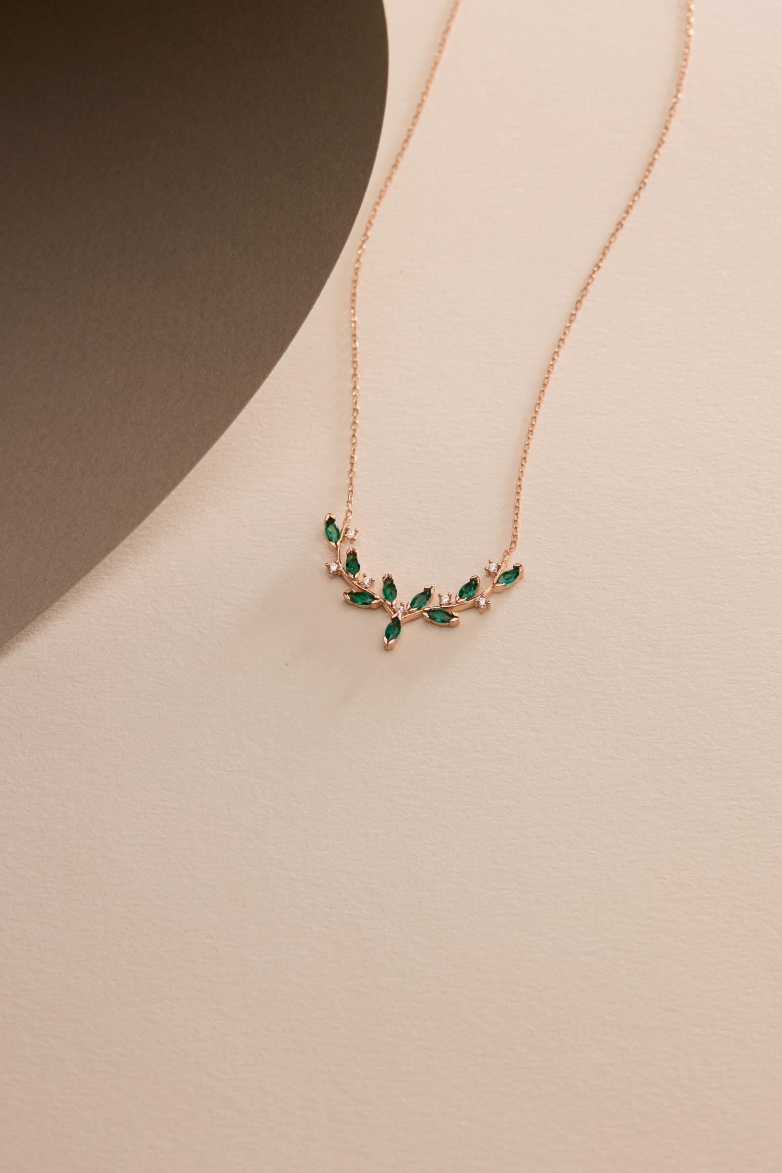 925 Ayar Gümüş Rose Kaplama Yeşil Mekik Taşlı Zarif Sarmaşık Kolye