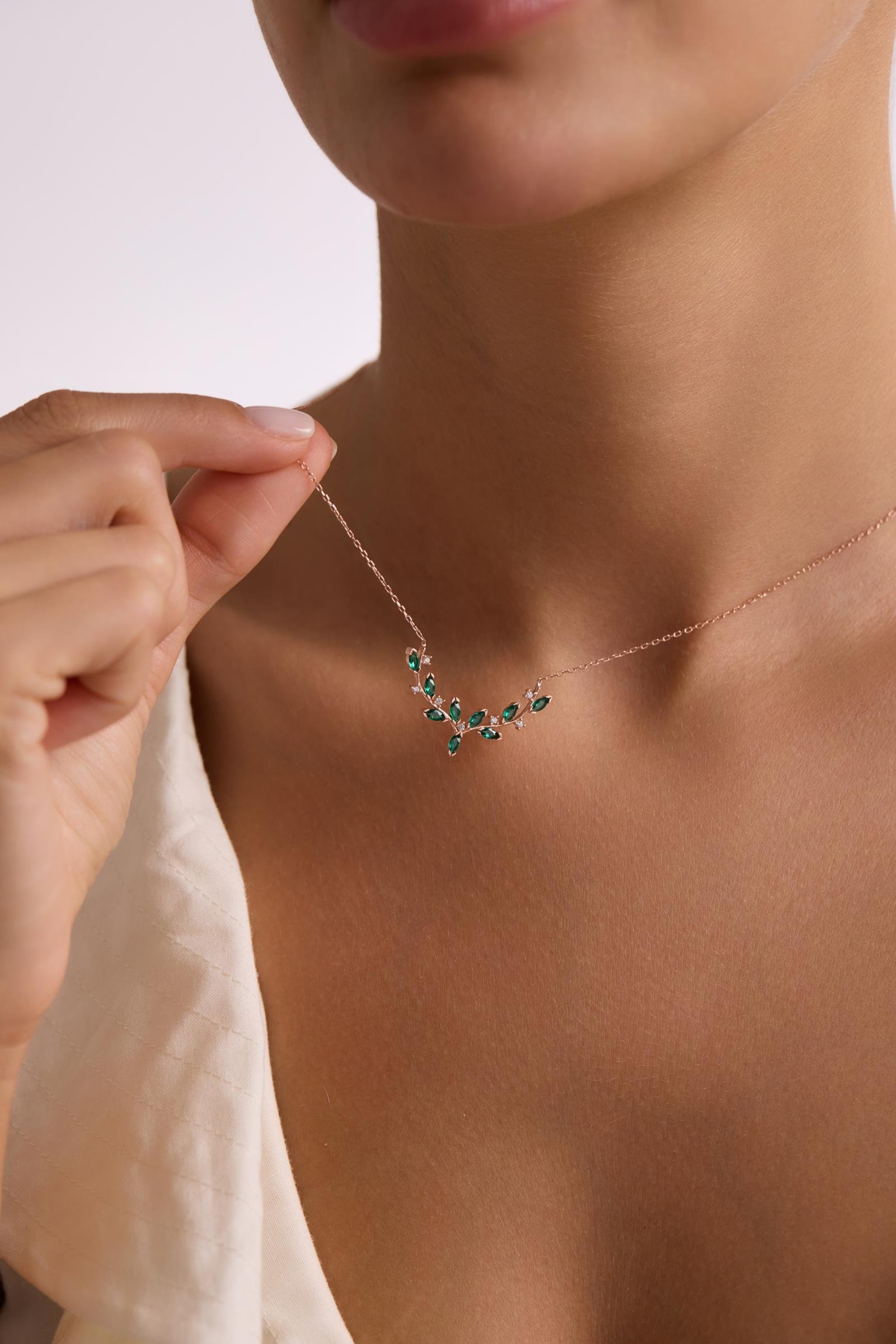 925 Ayar Gümüş Rose Kaplama Yeşil Mekik Taşlı Zarif Sarmaşık Kolye