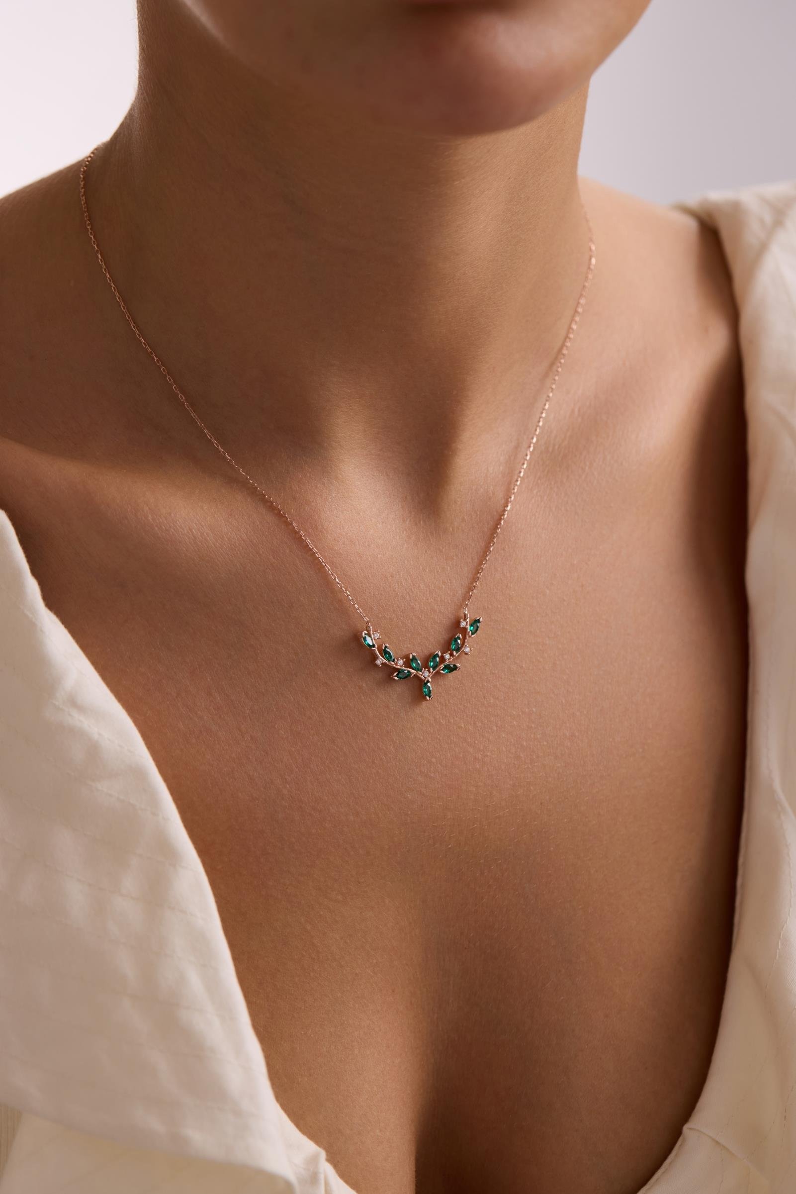 925 Ayar Gümüş Rose Kaplama Yeşil Mekik Taşlı Zarif Sarmaşık Kolye