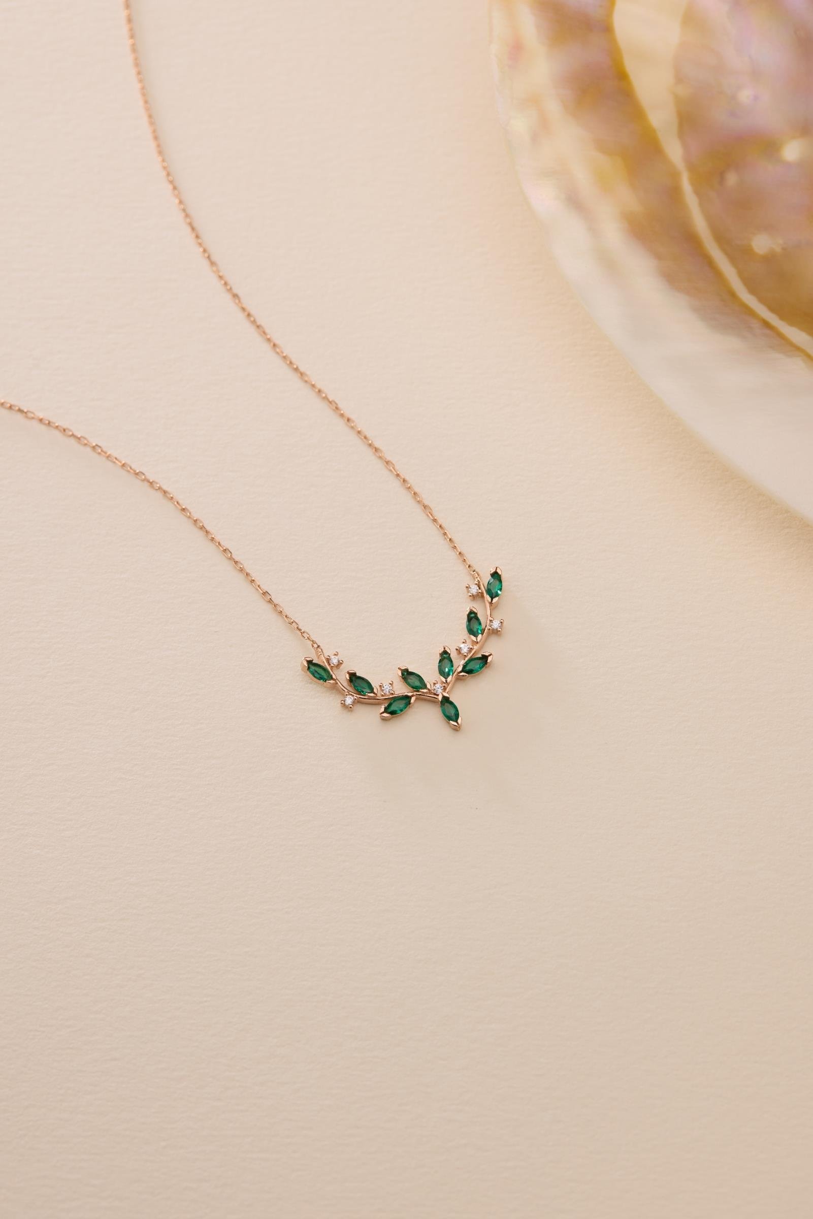 925 Ayar Gümüş Rose Kaplama Yeşil Mekik Taşlı Zarif Sarmaşık Kolye