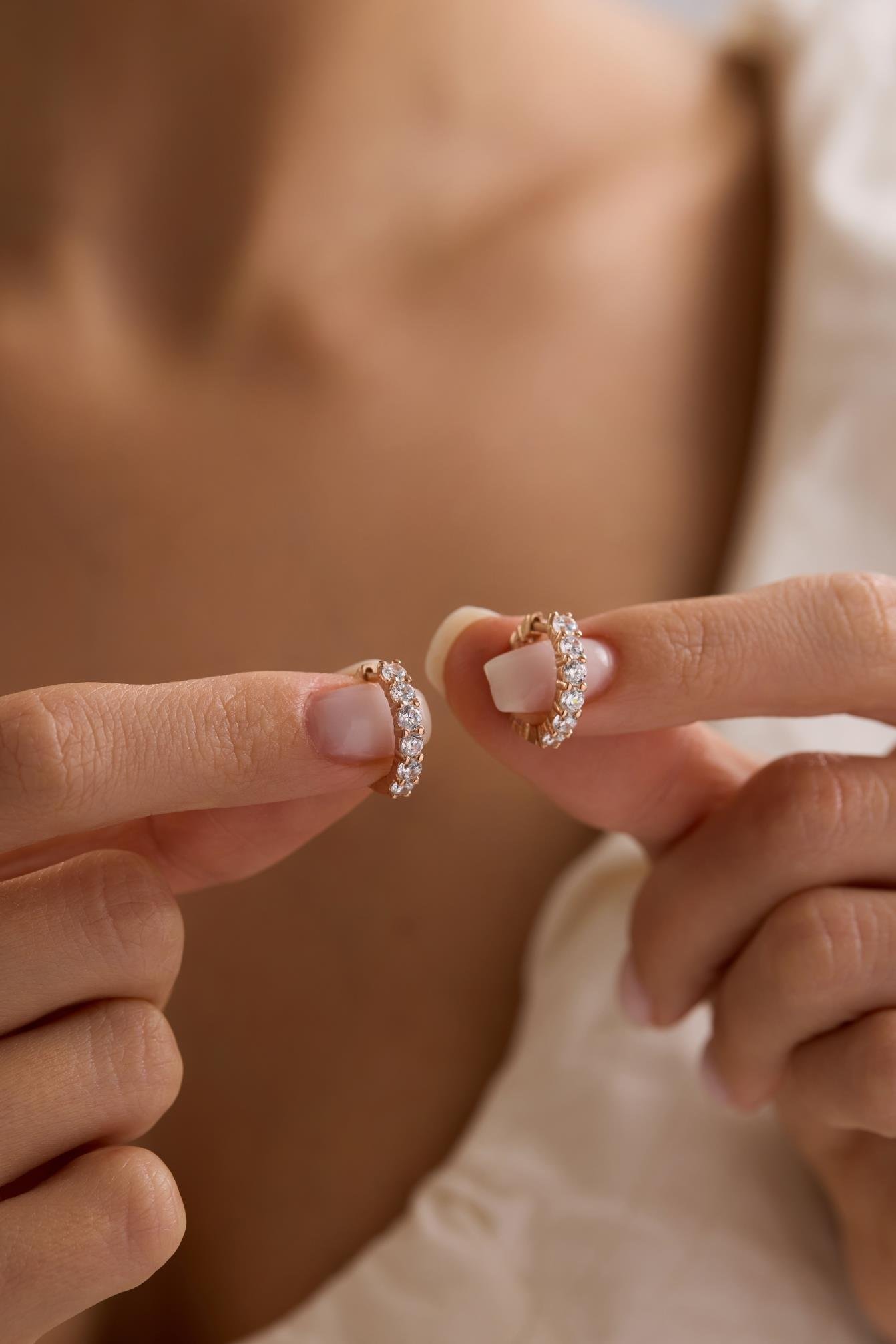 925 Ayar Gümüş Rose Kaplama Zirkon Taş Yarım Tur Halka Küpe