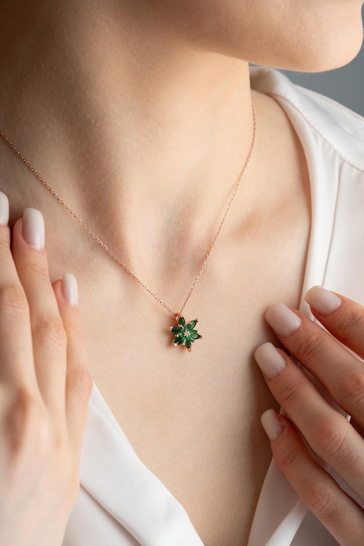 925 Ayar Gümüş Rose Yeşil Taşlı Lotus Çiçeği Kolye