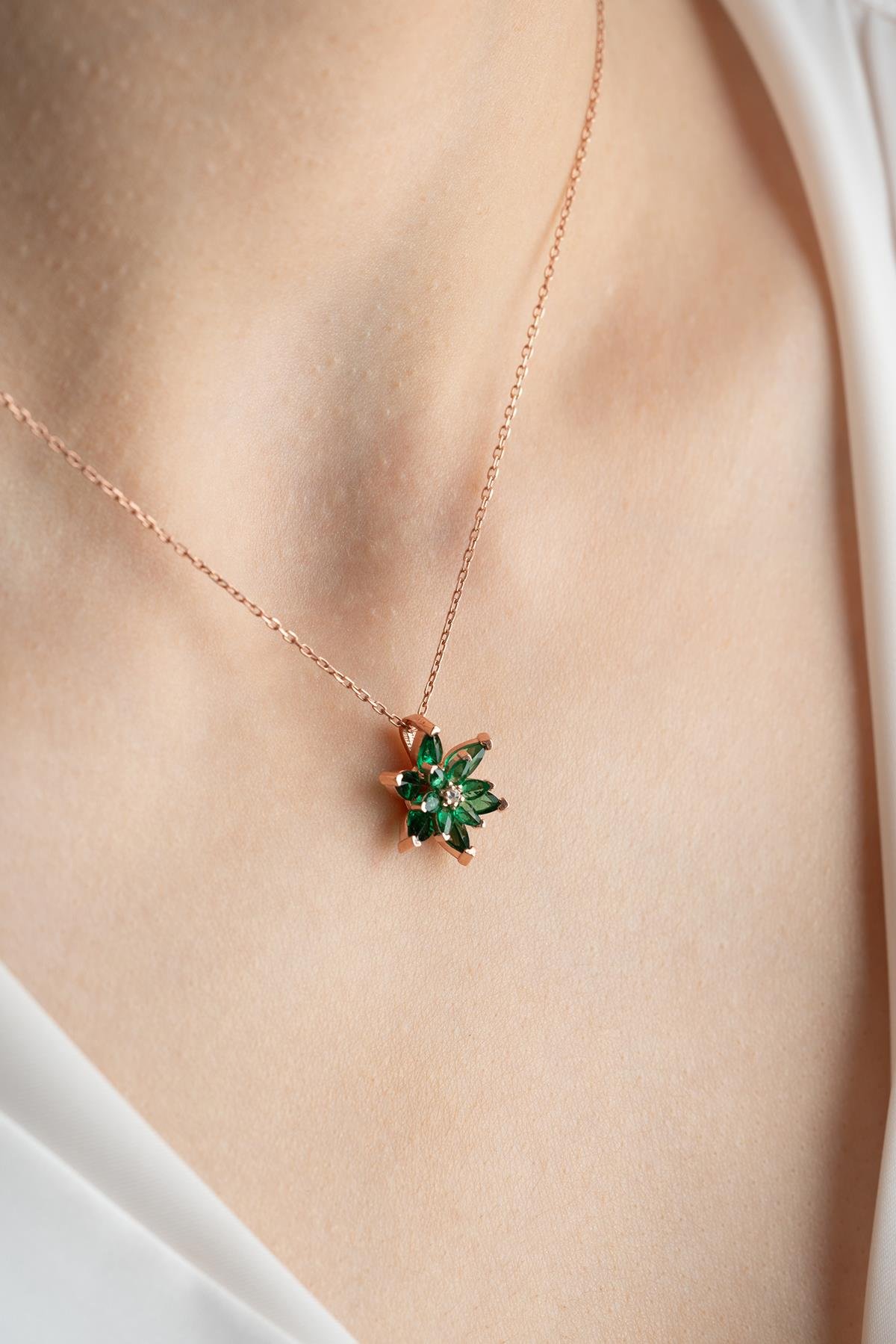 925 Ayar Gümüş Rose Yeşil Taşlı Lotus Çiçeği Kolye