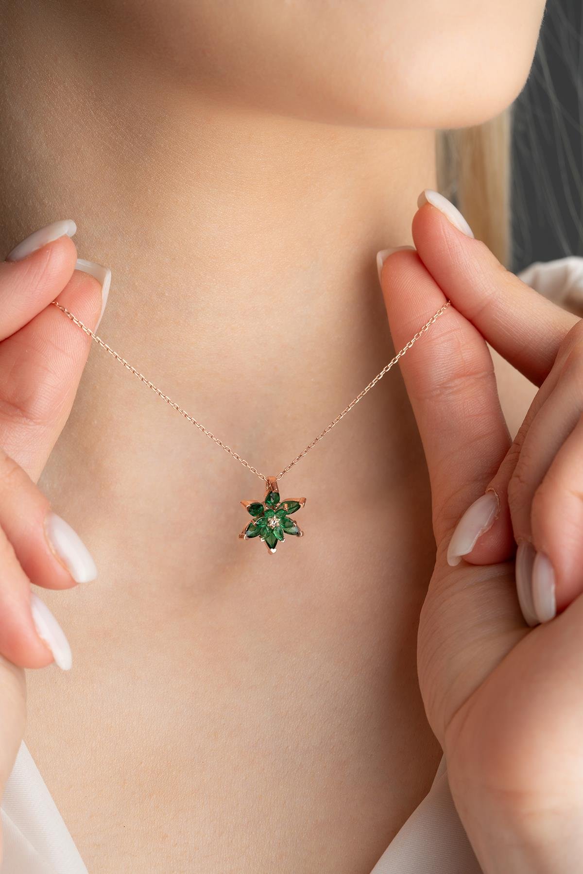 925 Ayar Gümüş Rose Yeşil Taşlı Lotus Çiçeği Kolye