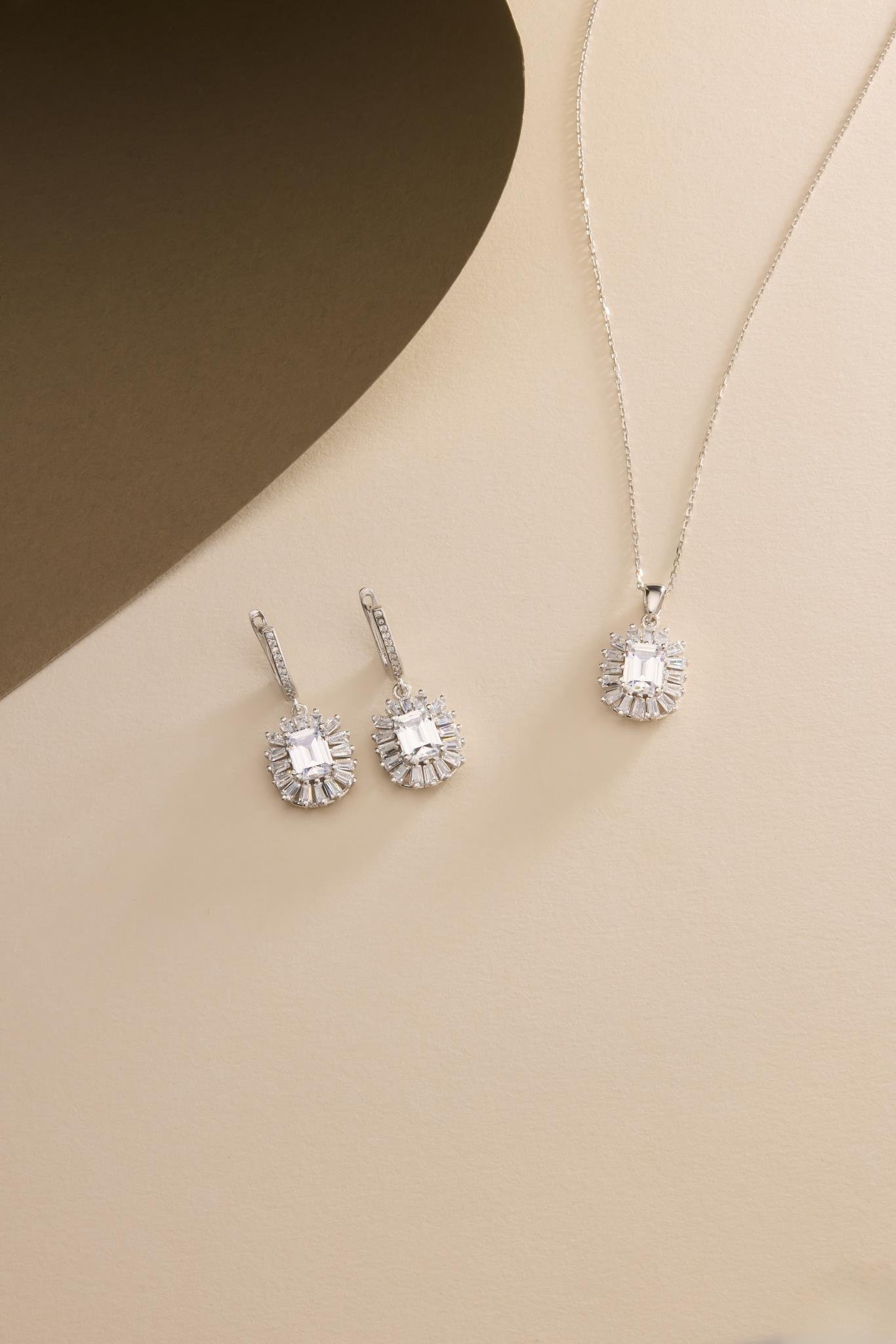 925 Ayar Gümüş Set Rodyum Kaplama Baget Beyaz Taşlı Kolye ve Küpe