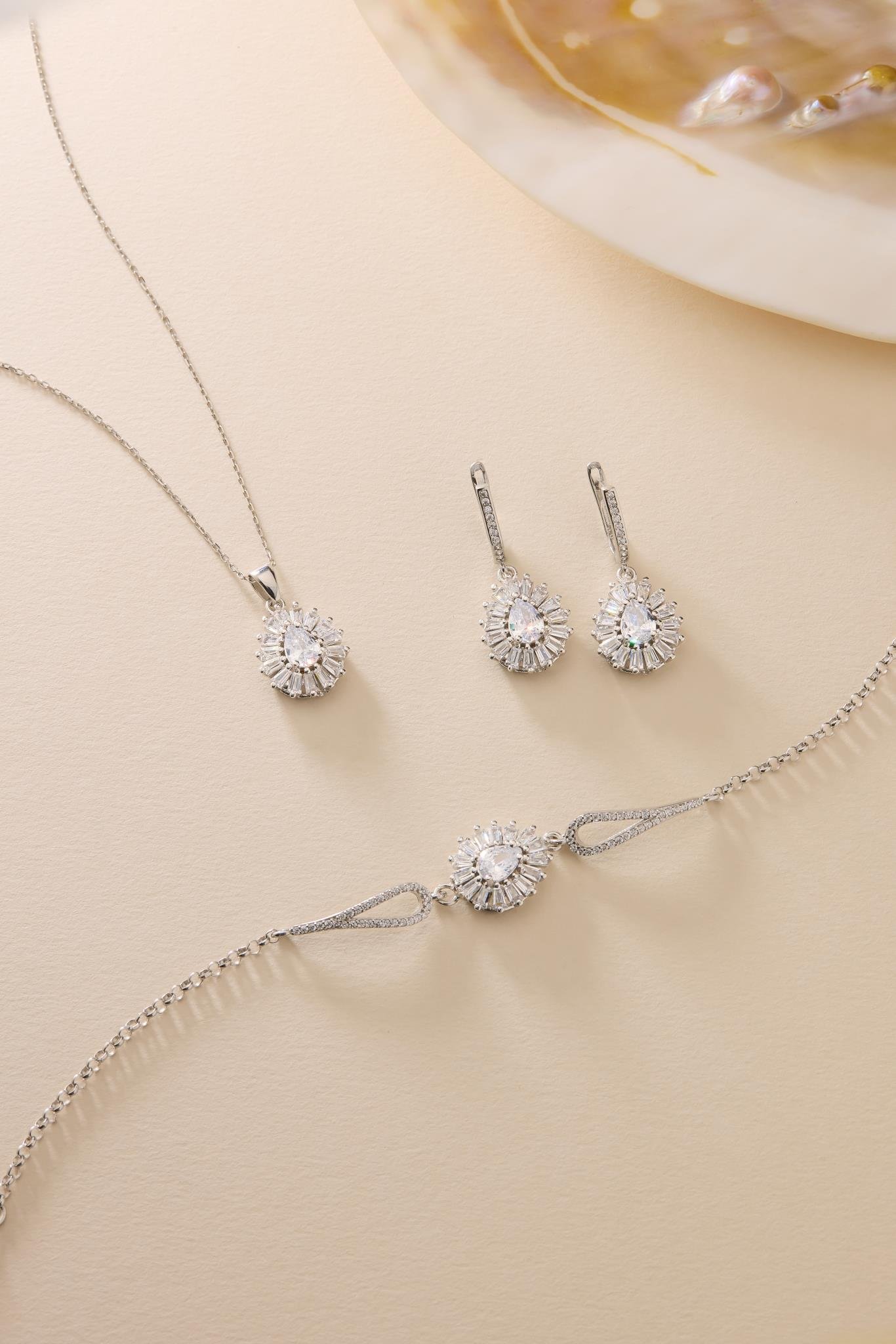 925 Ayar Gümüş Set Rodyum Kaplama Damla Beyaz Taşlı Kolye,Bileklik ve Küpe