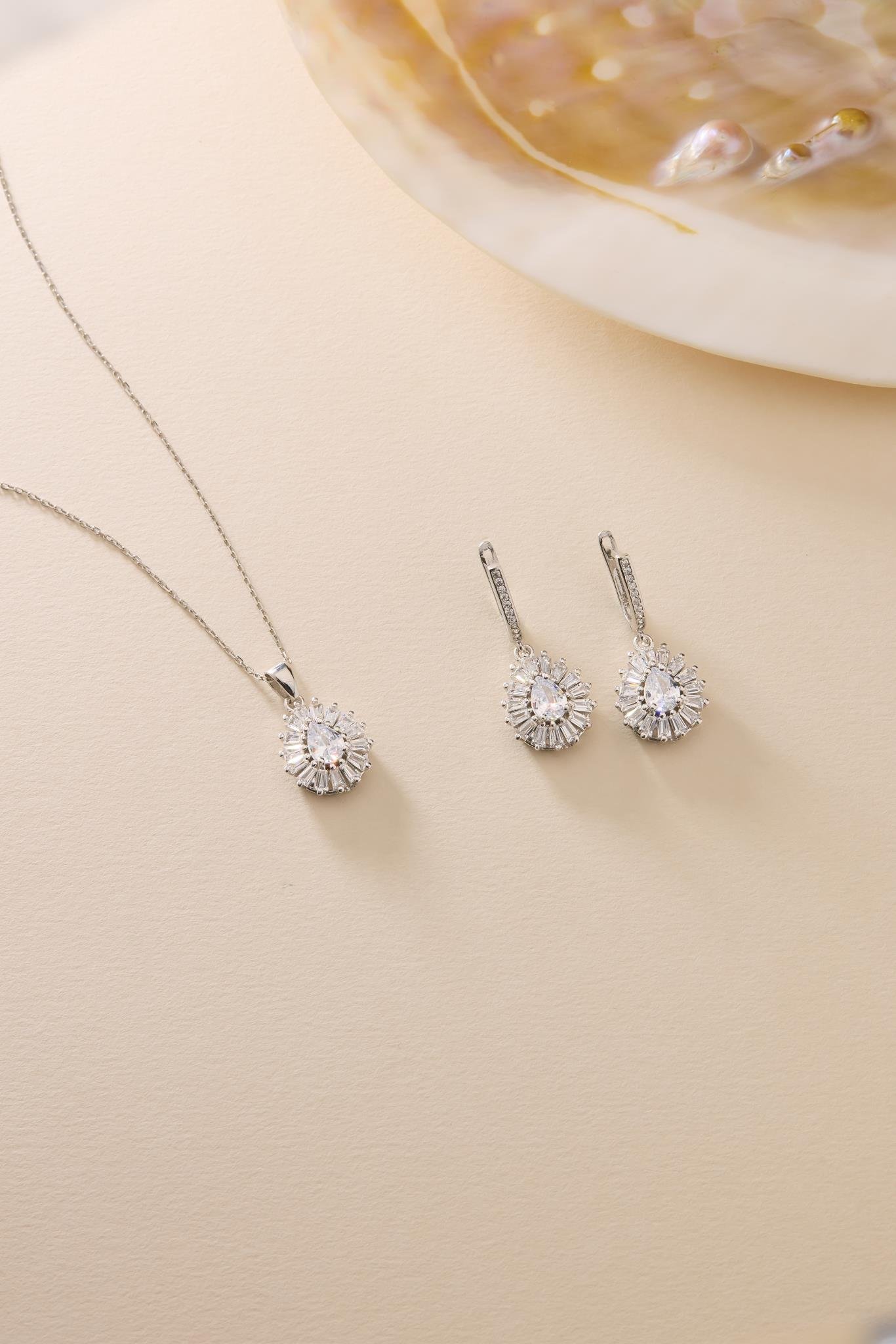 925 Ayar Gümüş Set Rodyum Kaplama Damla Beyaz Taşlı Kolye ve Küpe