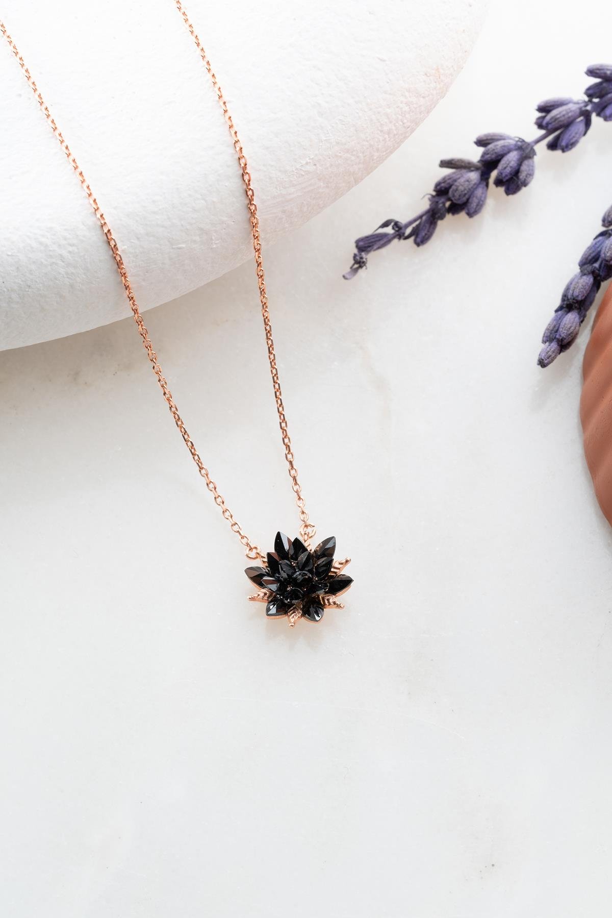 925 Ayar Gümüş Siyah Taşlı Lotus Çiçeği Kolye