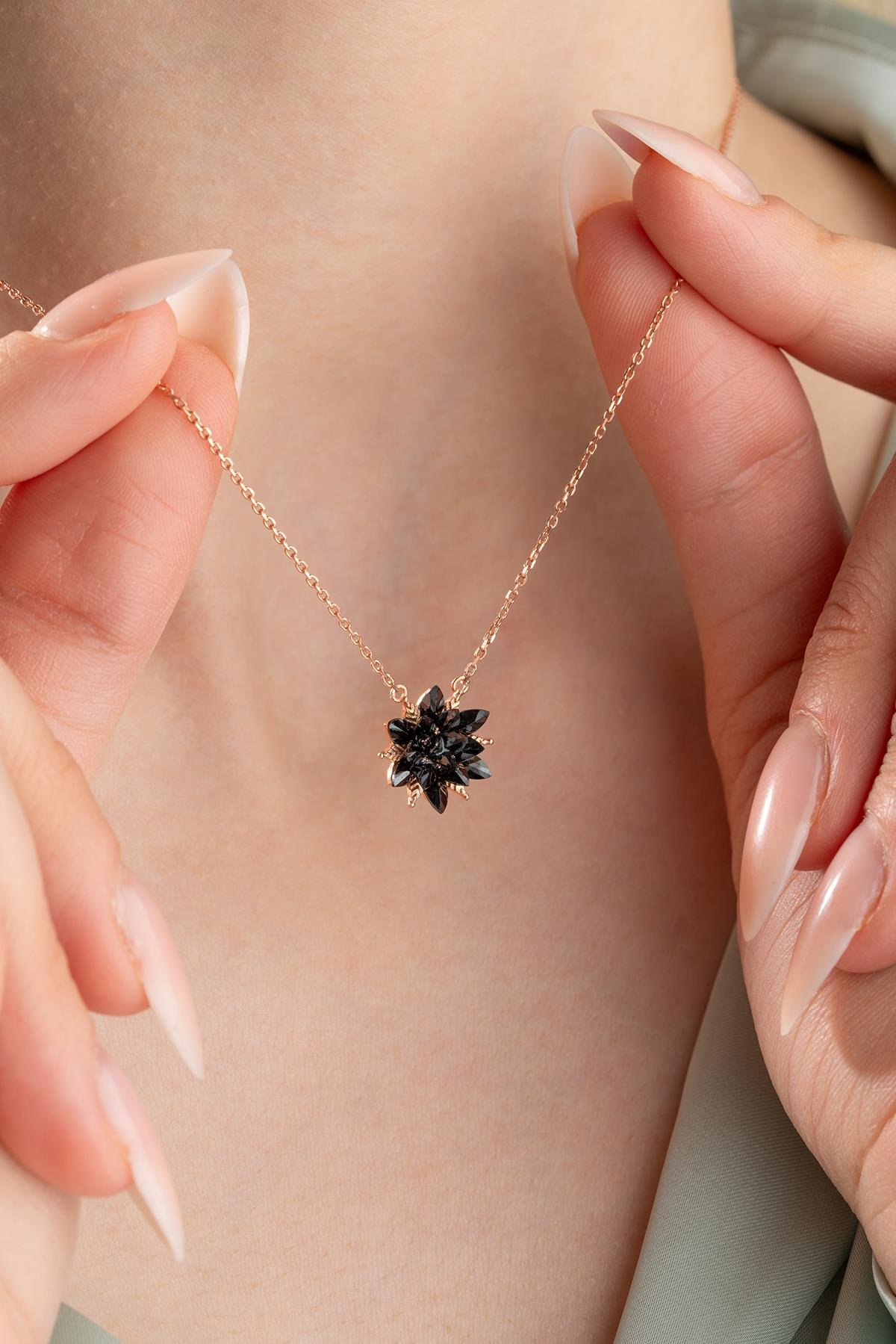 925 Ayar Gümüş Siyah Taşlı Lotus Çiçeği Kolye