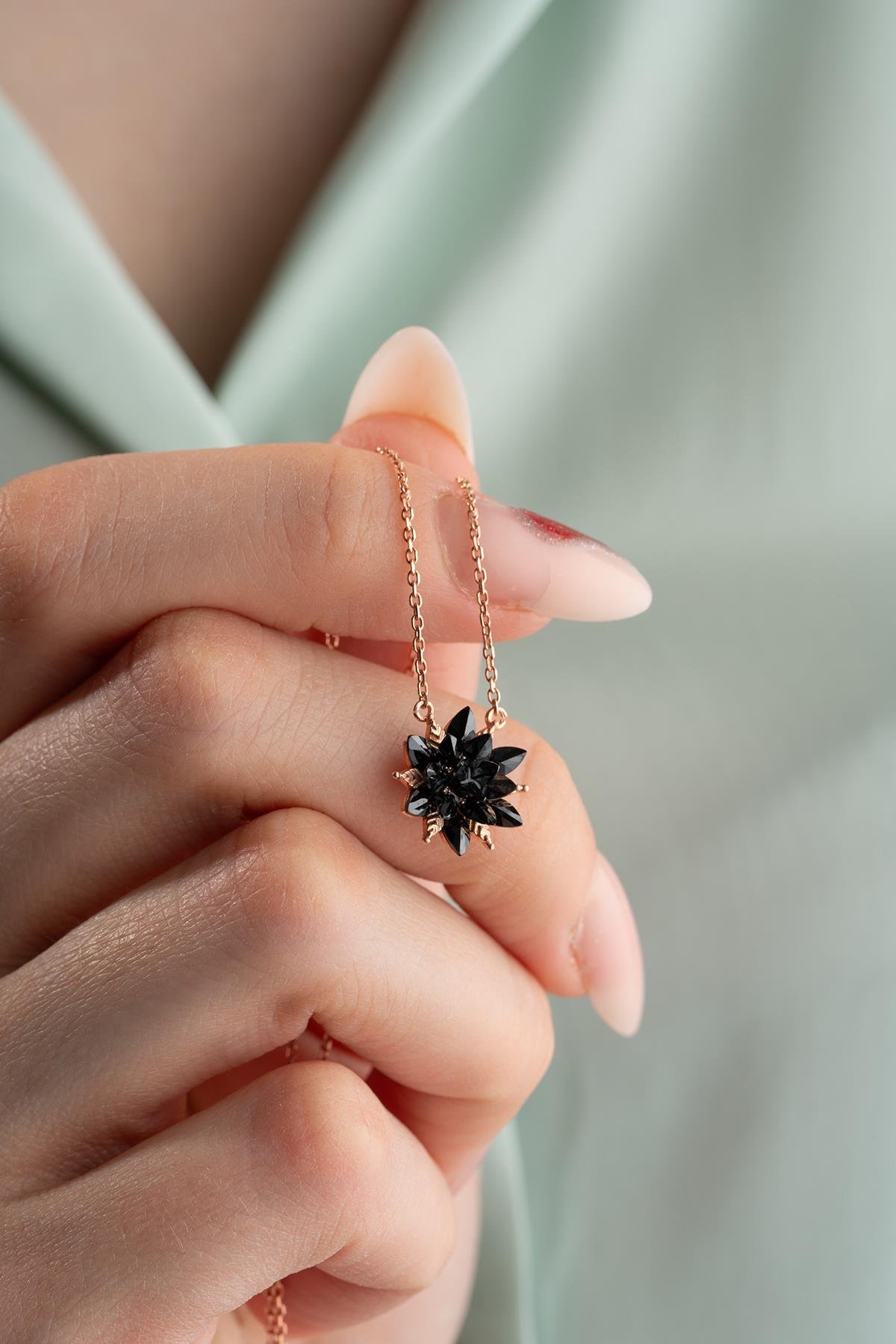 925 Ayar Gümüş Siyah Taşlı Lotus Çiçeği Kolye