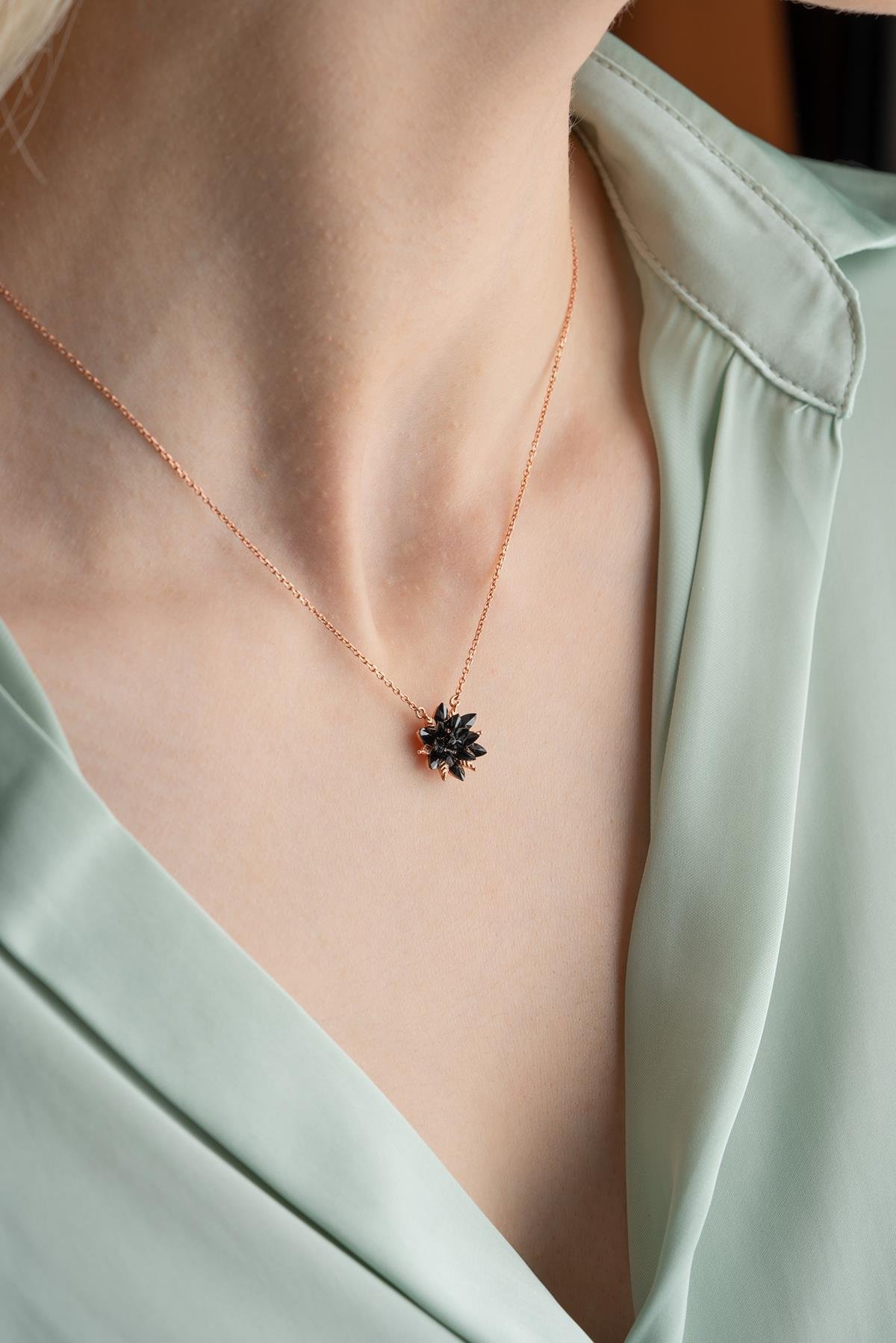 925 Ayar Gümüş Siyah Taşlı Lotus Çiçeği Kolye