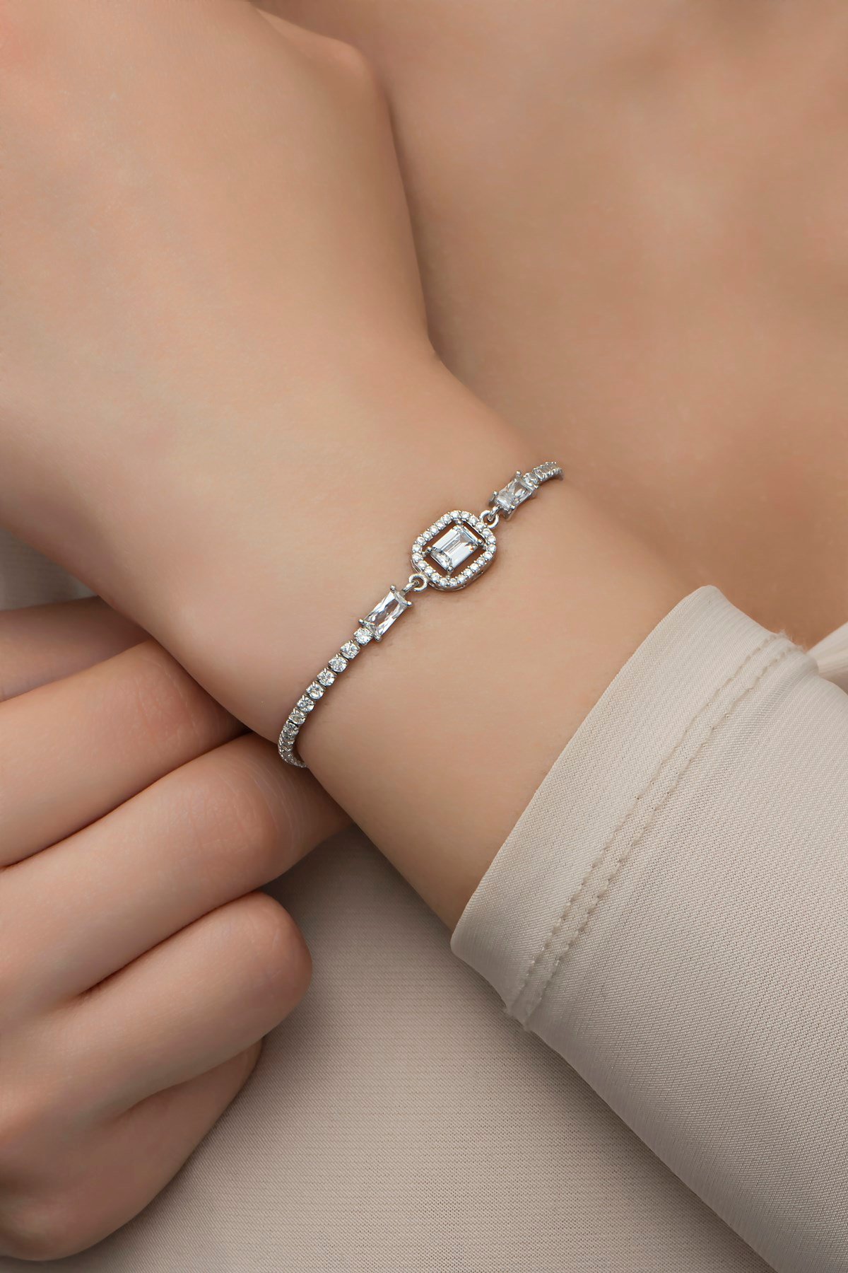 925 Ayar Gümüş Suyolu Baget Taşlı Tektaş Bileklik