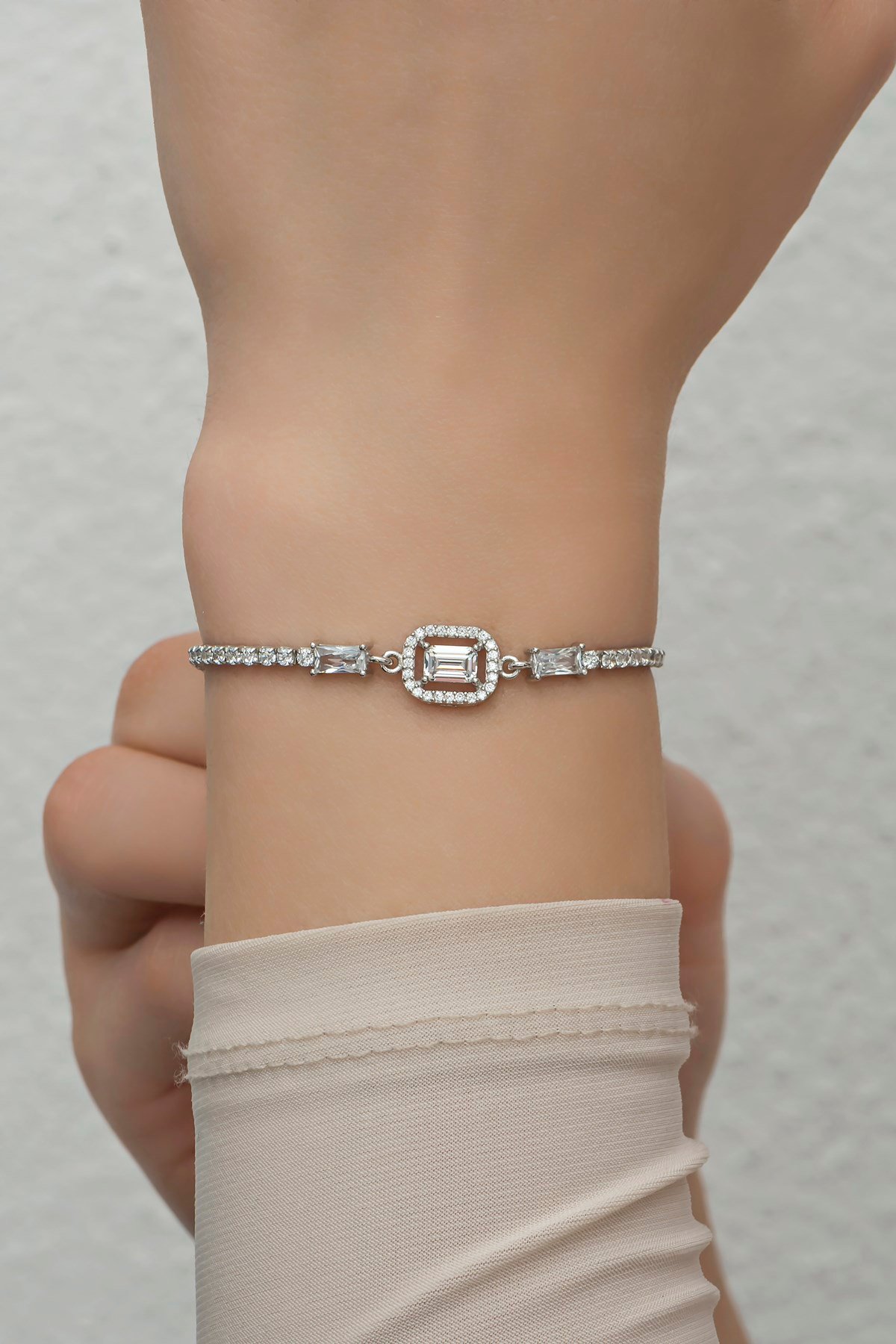 925 Ayar Gümüş Suyolu Baget Taşlı Tektaş Bileklik