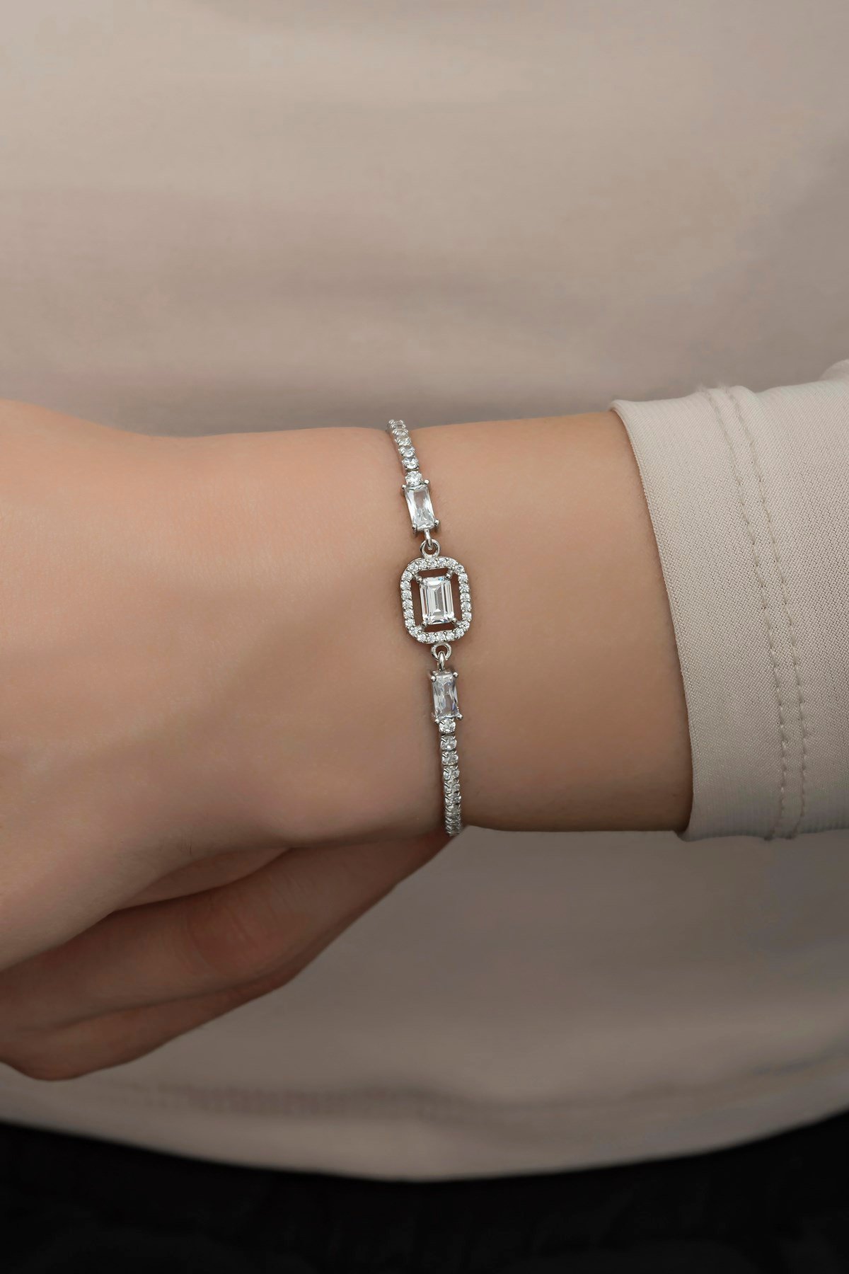 925 Ayar Gümüş Suyolu Baget Taşlı Tektaş Bileklik