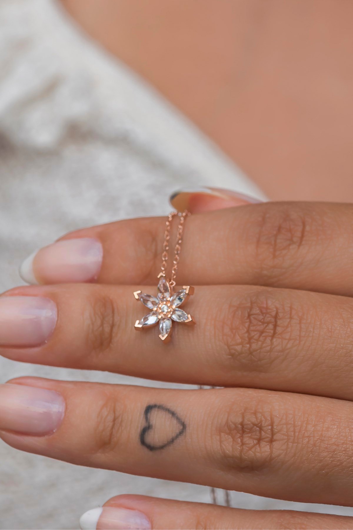 925 Ayar Gümüş Tek Kat Beyaz Taşlı Lotus Çiçeği Kolye