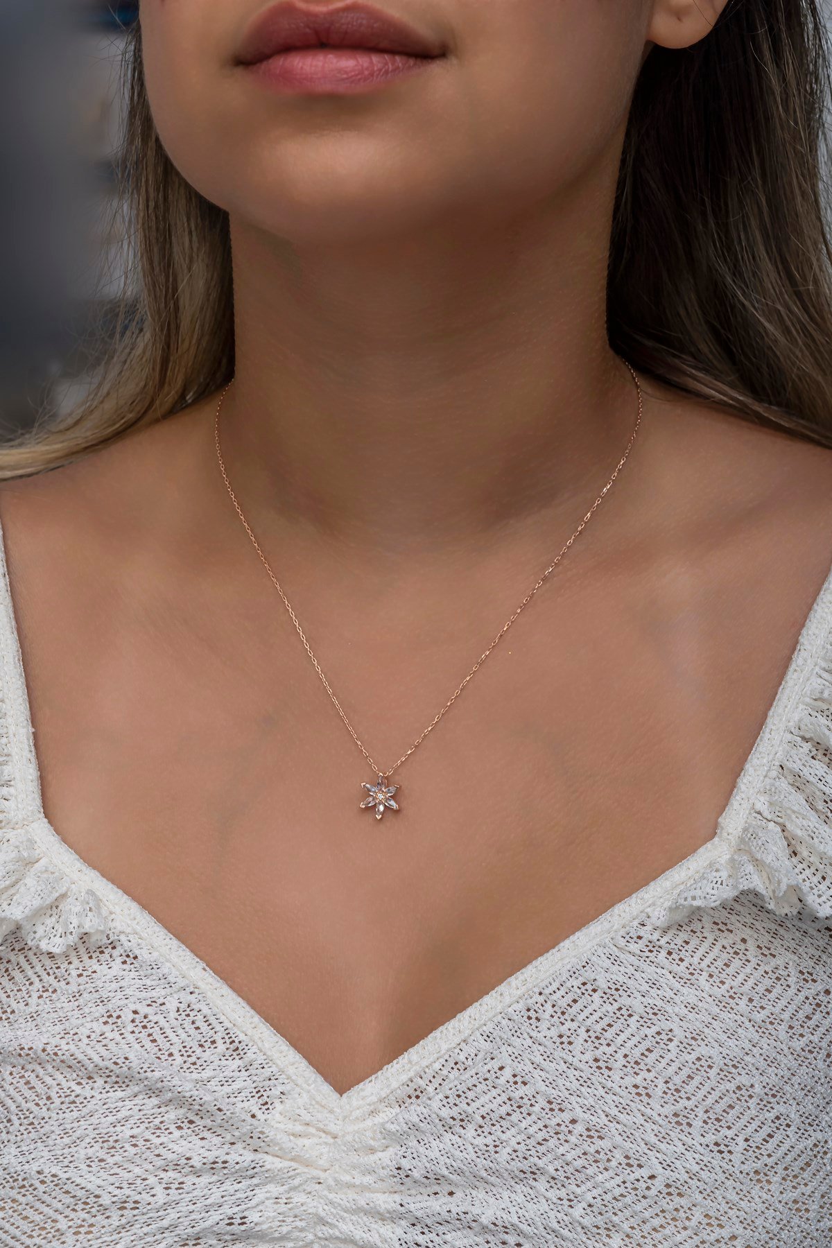 925 Ayar Gümüş Tek Kat Beyaz Taşlı Lotus Çiçeği Kolye