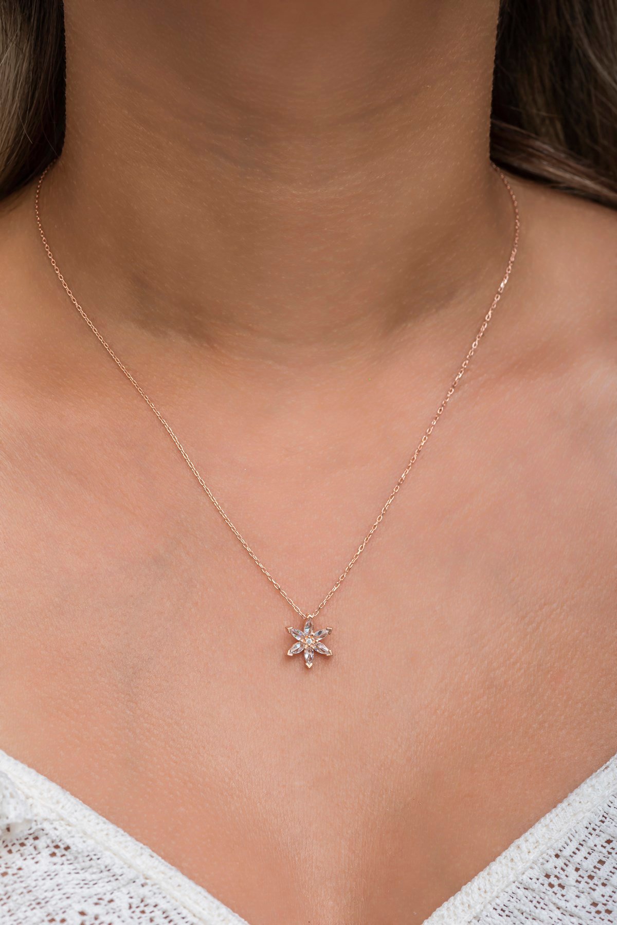 925 Ayar Gümüş Tek Kat Beyaz Taşlı Lotus Çiçeği Kolye