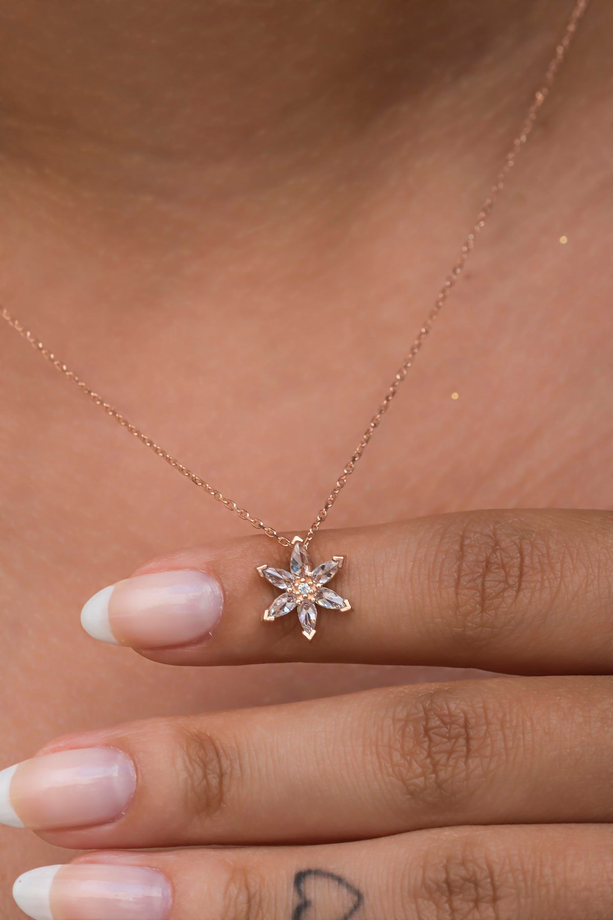 925 Ayar Gümüş Tek Kat Beyaz Taşlı Lotus Çiçeği Kolye