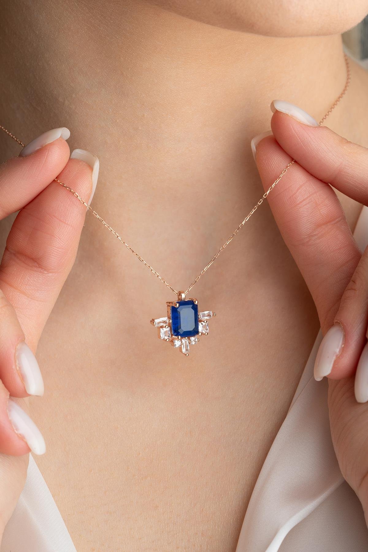 925 Ayar Gümüş Yanları Baget Taşlı Lacivert Tektaş Kolye