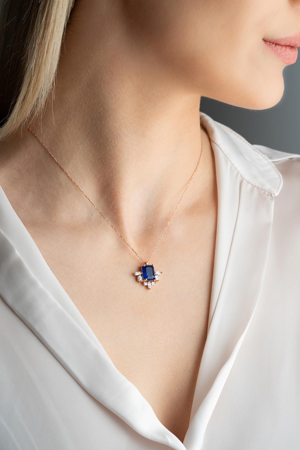 925 Ayar Gümüş Yanları Baget Taşlı Lacivert Tektaş Kolye