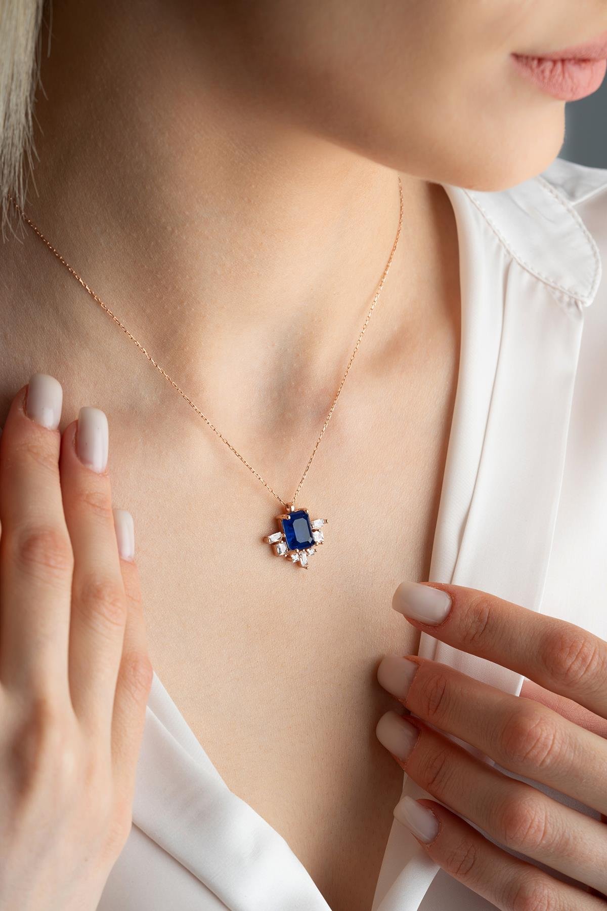 925 Ayar Gümüş Yanları Baget Taşlı Lacivert Tektaş Kolye