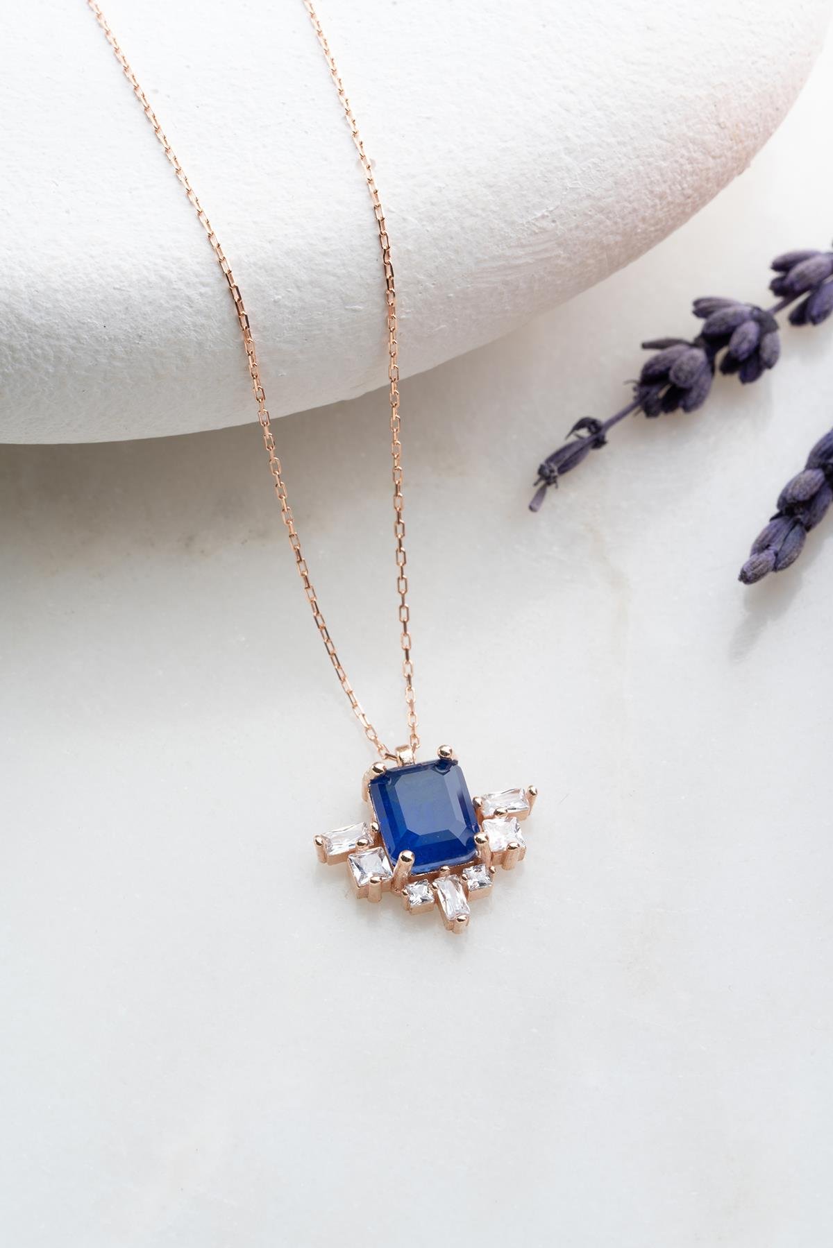 925 Ayar Gümüş Yanları Baget Taşlı Lacivert Tektaş Kolye