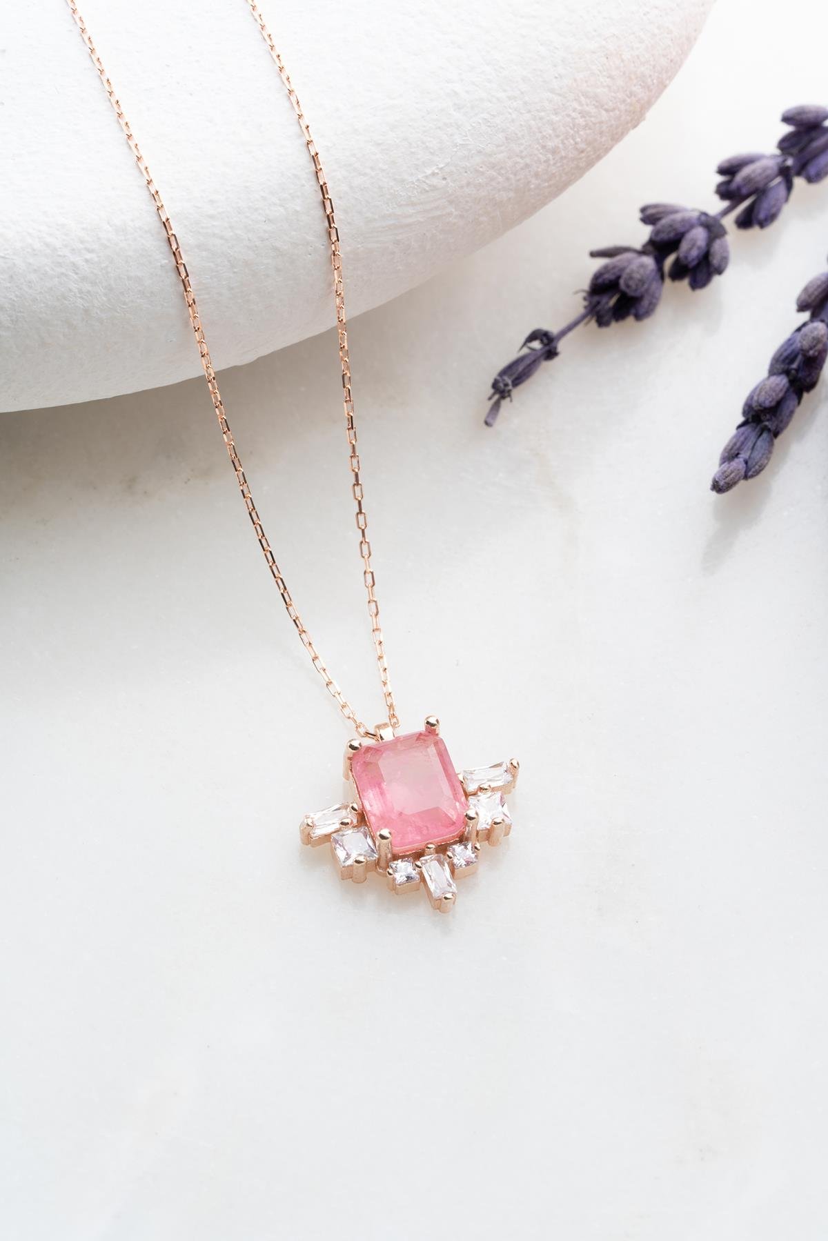 925 Ayar Gümüş Yanları Baget Taşlı Pembe Tektaş Kolye