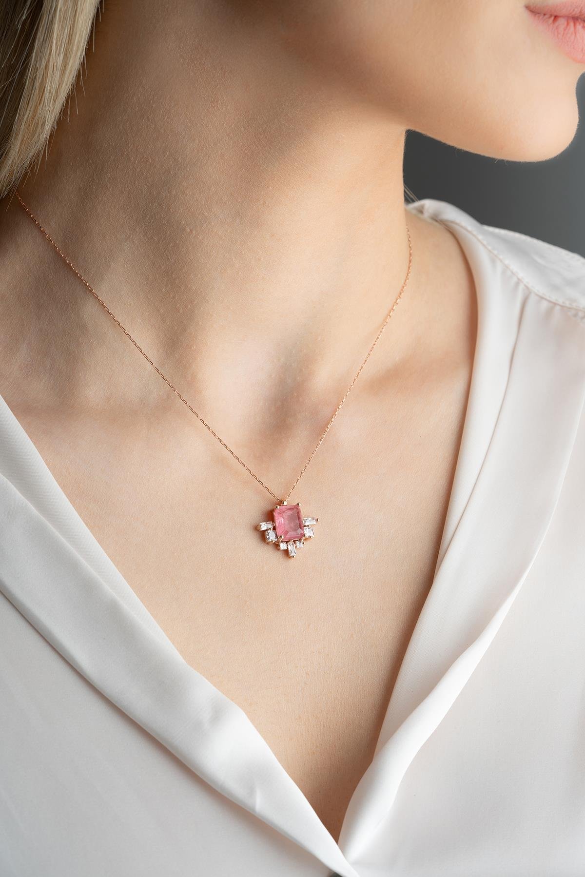 925 Ayar Gümüş Yanları Baget Taşlı Pembe Tektaş Kolye