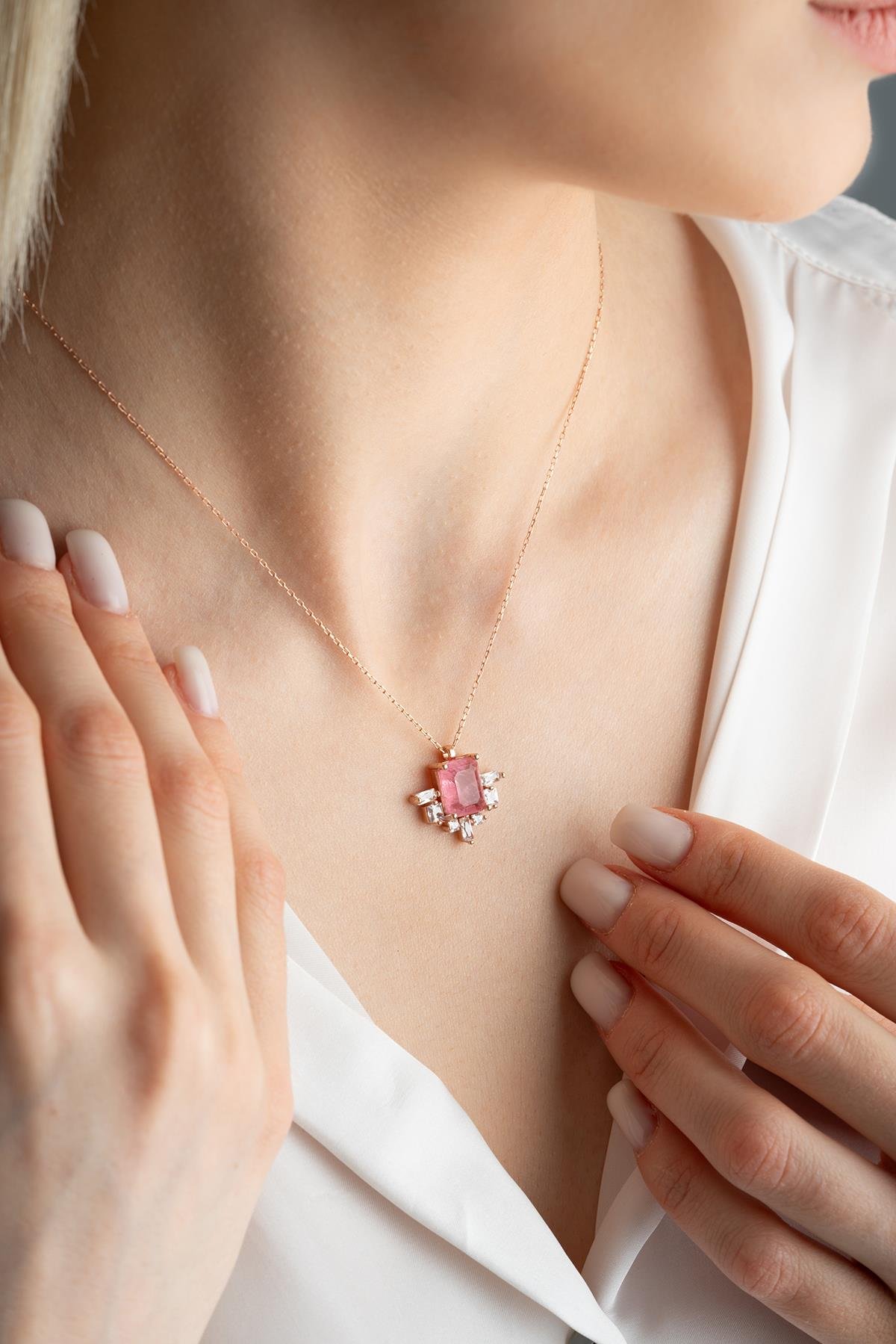 925 Ayar Gümüş Yanları Baget Taşlı Pembe Tektaş Kolye