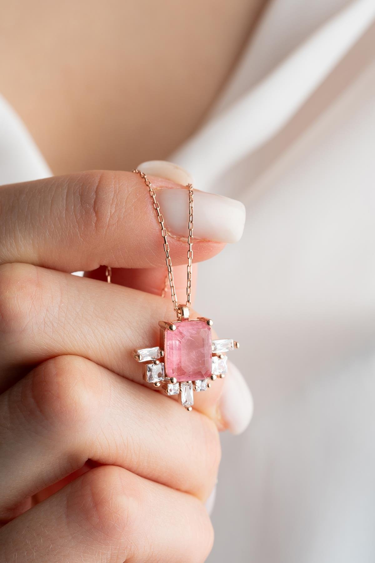 925 Ayar Gümüş Yanları Baget Taşlı Pembe Tektaş Kolye