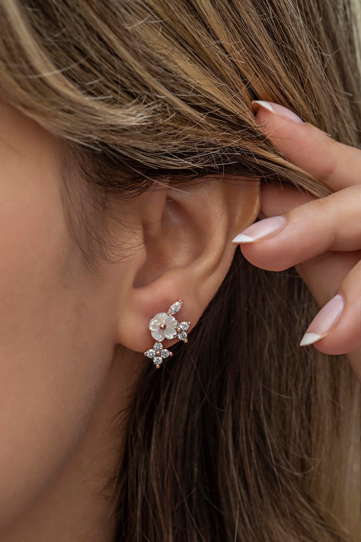 925 Ayar Gümüş Yonca Detaylı Manolya Çiçeği Küpe