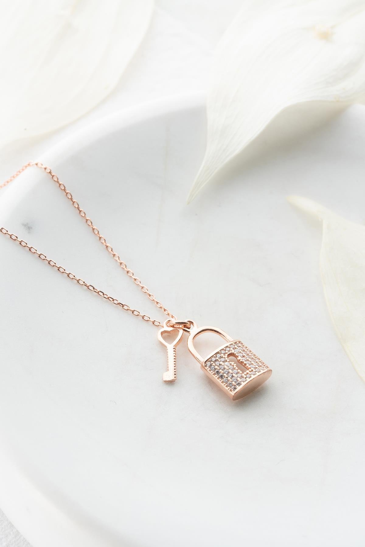 925 Ayar Gümüş Zirkon Taşlı Anahtar Kilit Kolye 