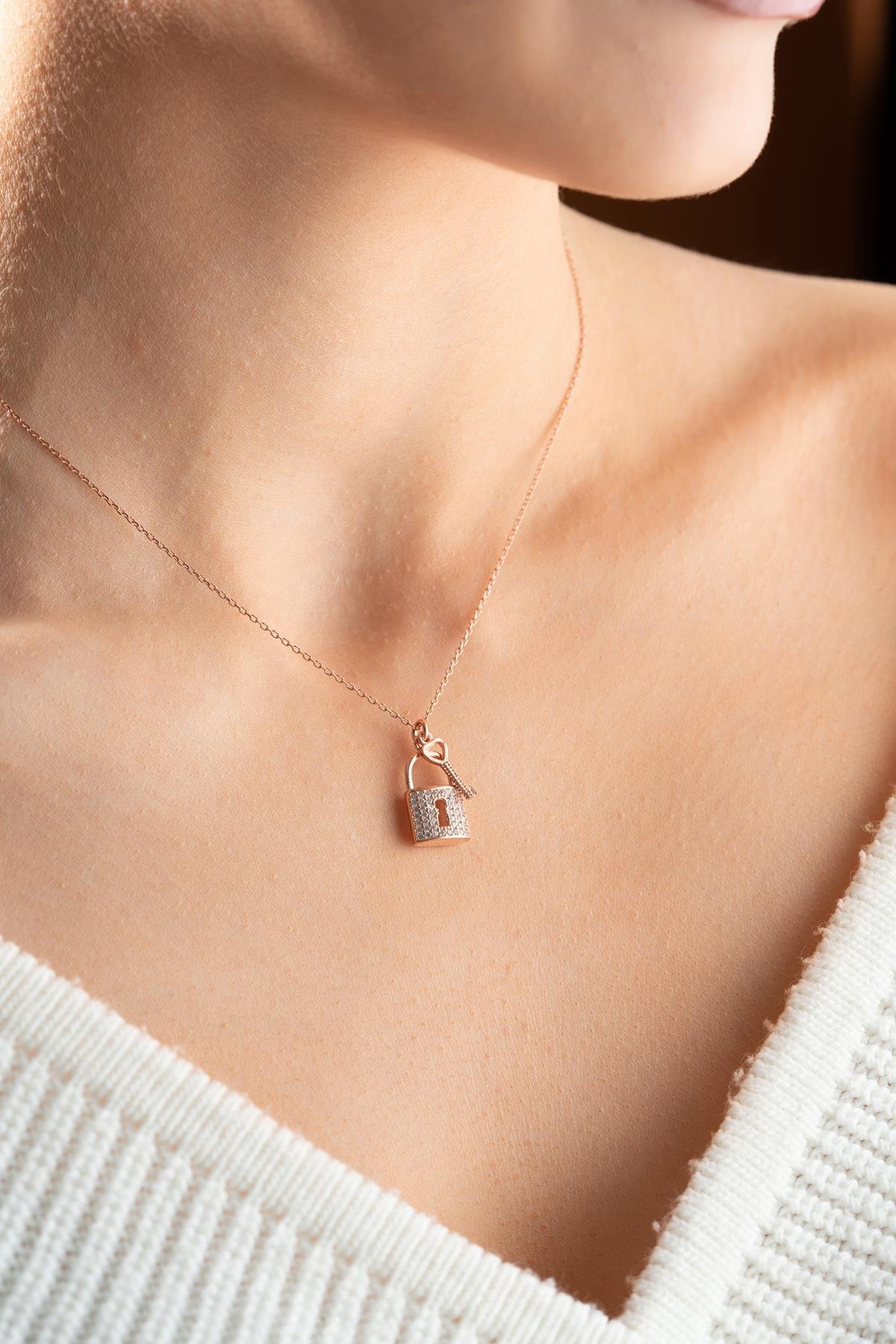 925 Ayar Gümüş Zirkon Taşlı Anahtar Kilit Kolye 