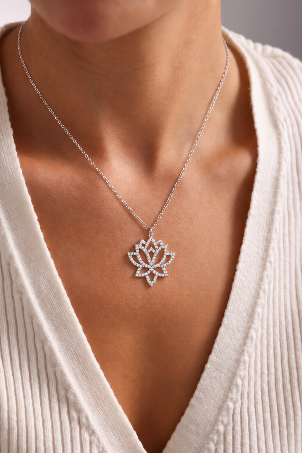 925 Ayar Gümüş Zirkon Taşlı Rodyum Kaplama Lotus Çiçeği Tasarım Kolye