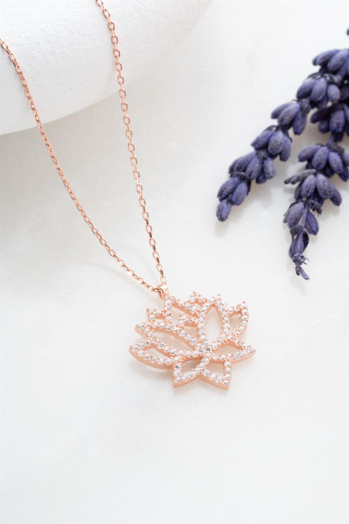 925 Ayar Gümüş Zirkon Taşlı Rose Kaplama Lotu Çiçeği Tasarım Kolye