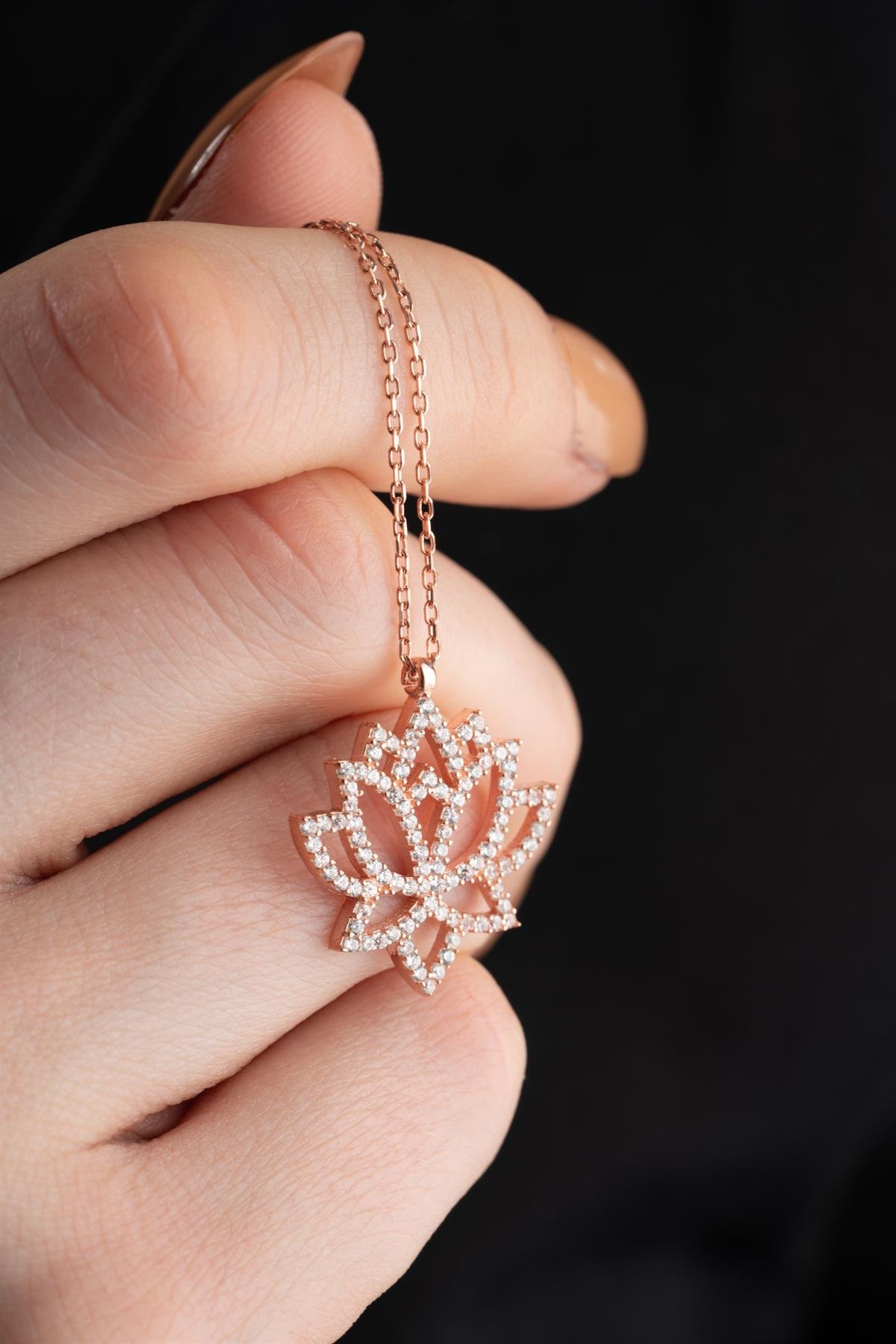 925 Ayar Gümüş Zirkon Taşlı Rose Kaplama Lotu Çiçeği Tasarım Kolye